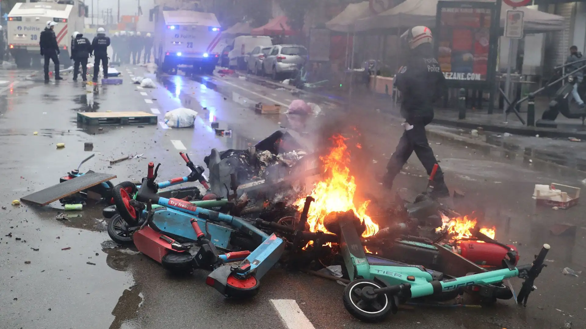 Alcune decine di giovani tifosi del Marocco hanno assaltato le vie del centro città