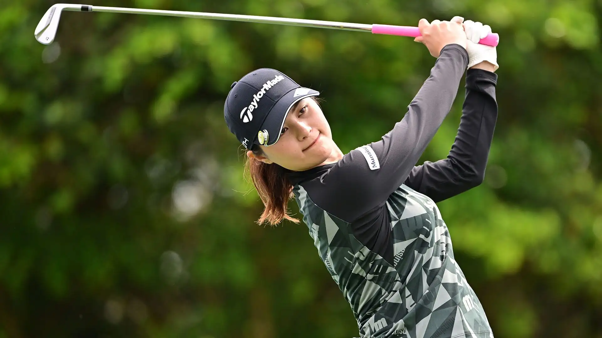 Ha iniziato a giocare a golf all'età di 8 anni grazie alla sua ammirazione per Ai Miyazato e all'influenza di suo padre.