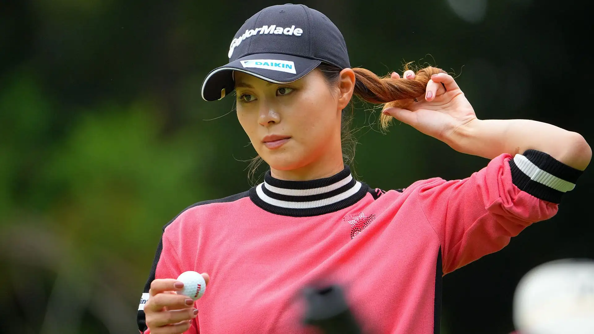 Ha iniziato a giocare a golf all'età di 8 anni grazie alla sua ammirazione per Ai Miyazato e all'influenza di suo padre.