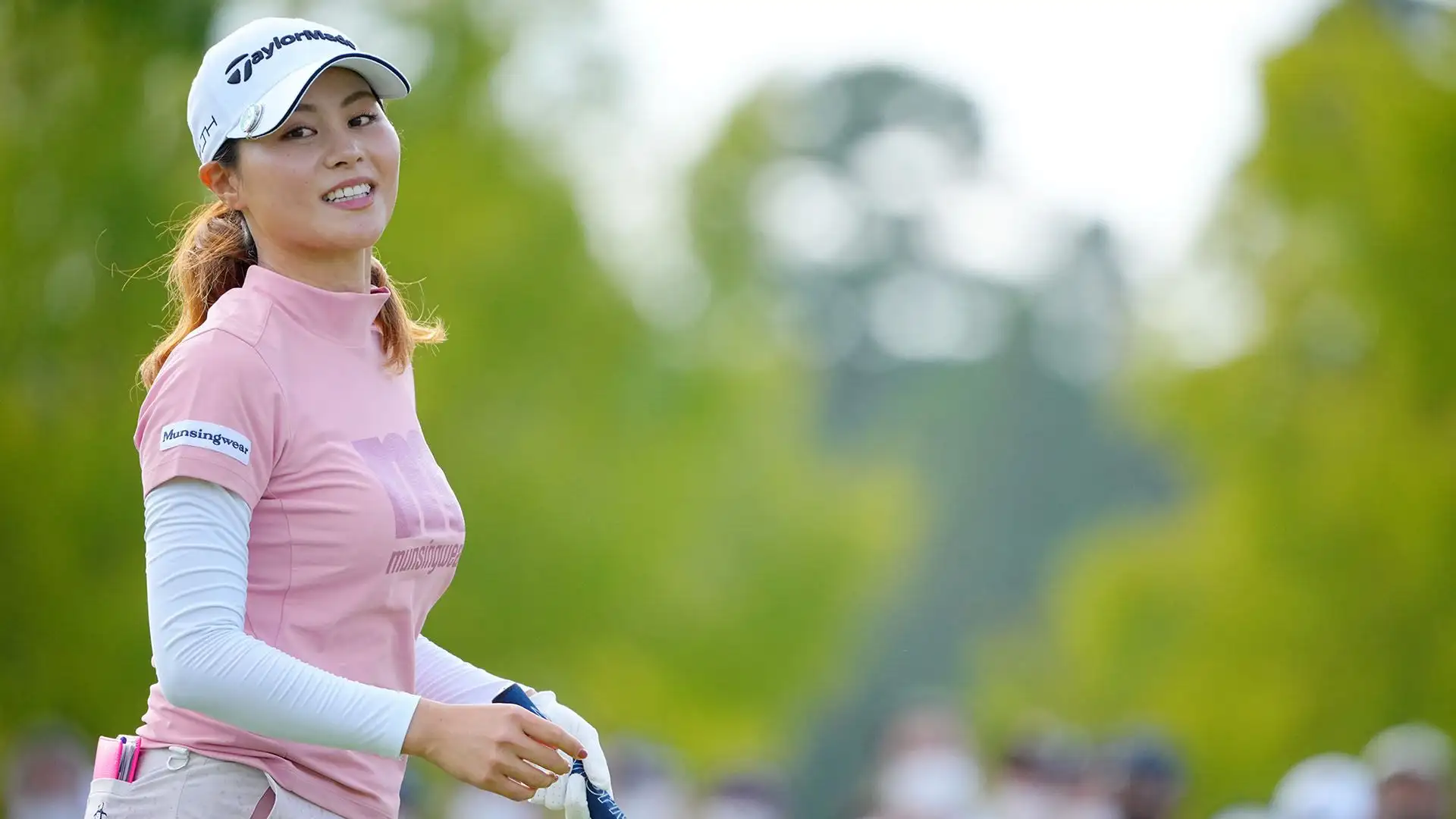 Ha iniziato a giocare a golf all'età di 8 anni grazie alla sua ammirazione per Ai Miyazato e all'influenza di suo padre.