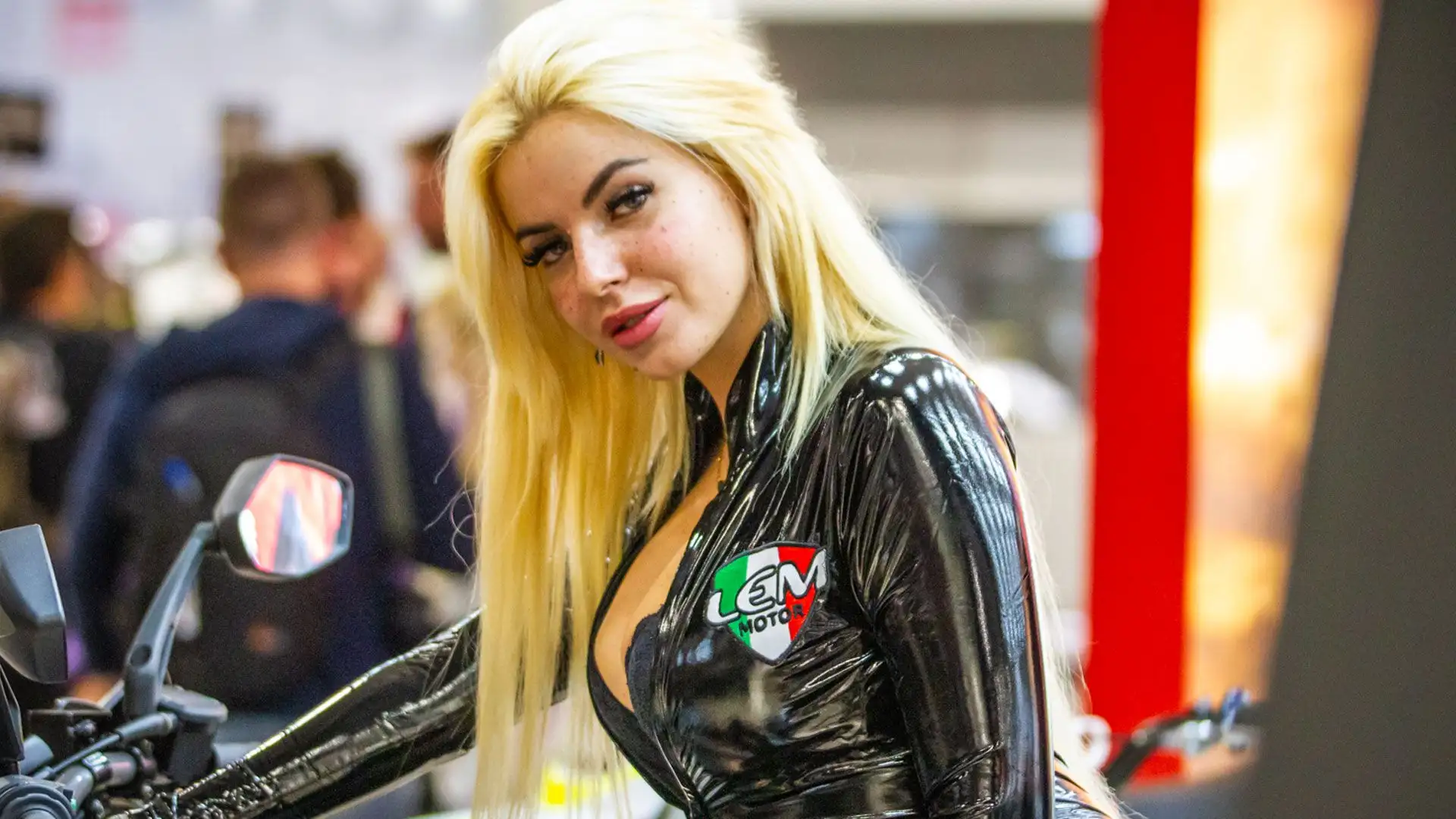 Le modelle si prestano di buon grado a farsi fotografare (ph. Cristian Lovati)