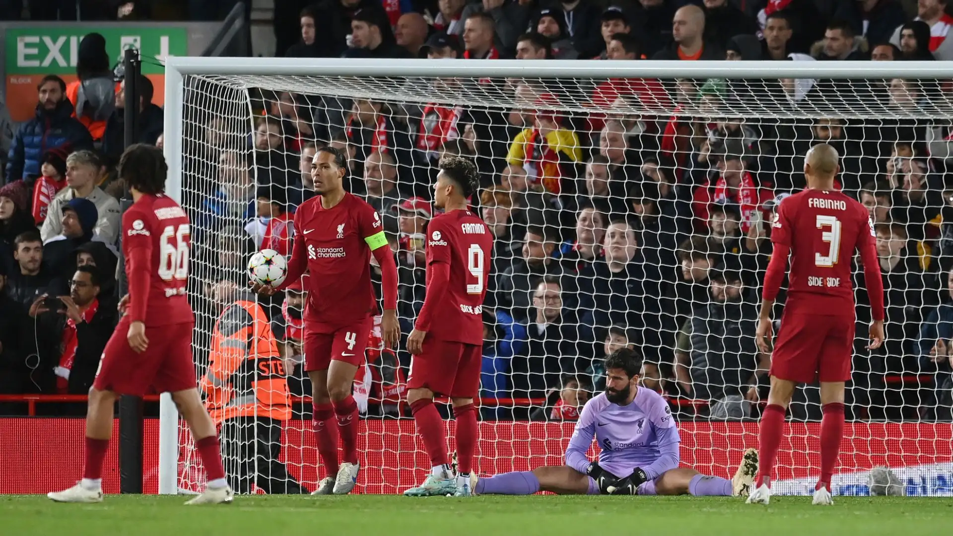 Alisson 7: evita guai quando il Napoli si avventura dalle sue parti, ma è anche il primo regista dei Reds con il suo lancio da regista (molto) arretrato
