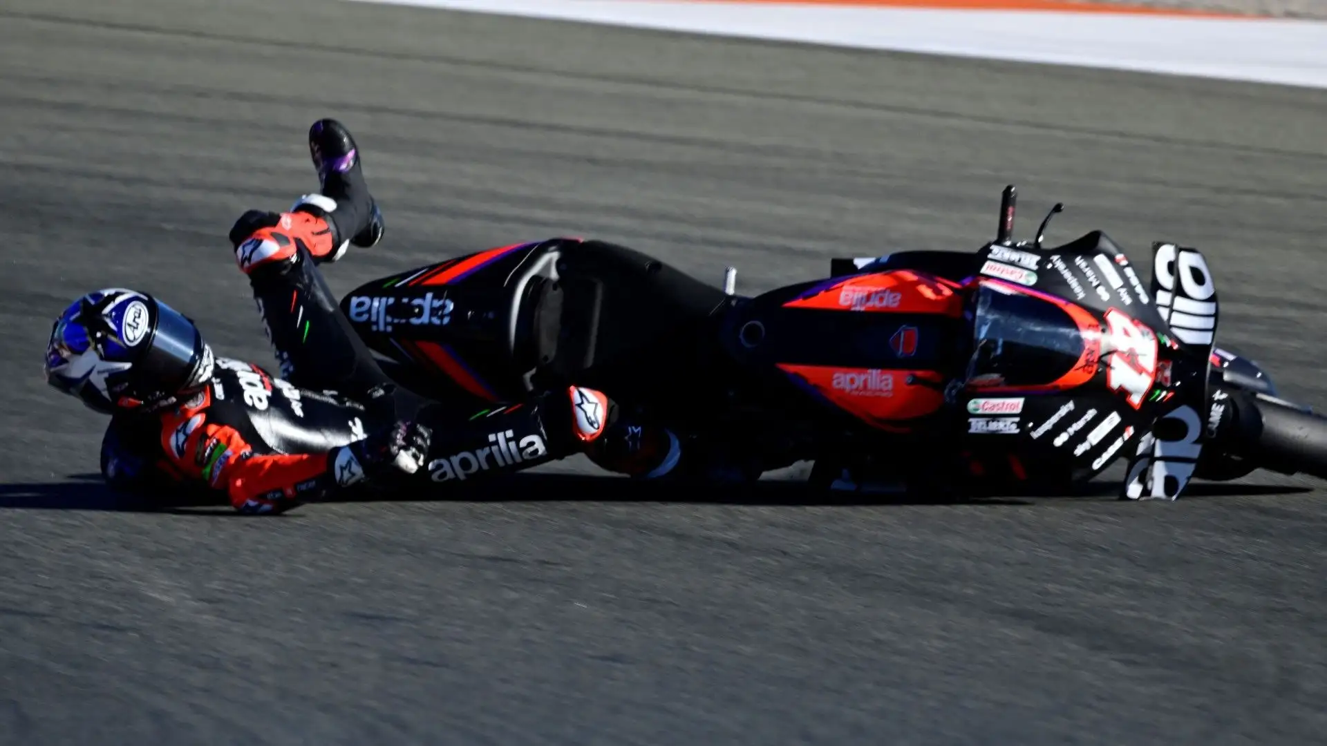 Il centauro dell'Aprilia è volato nella terza sessione di prove libere a Valencia