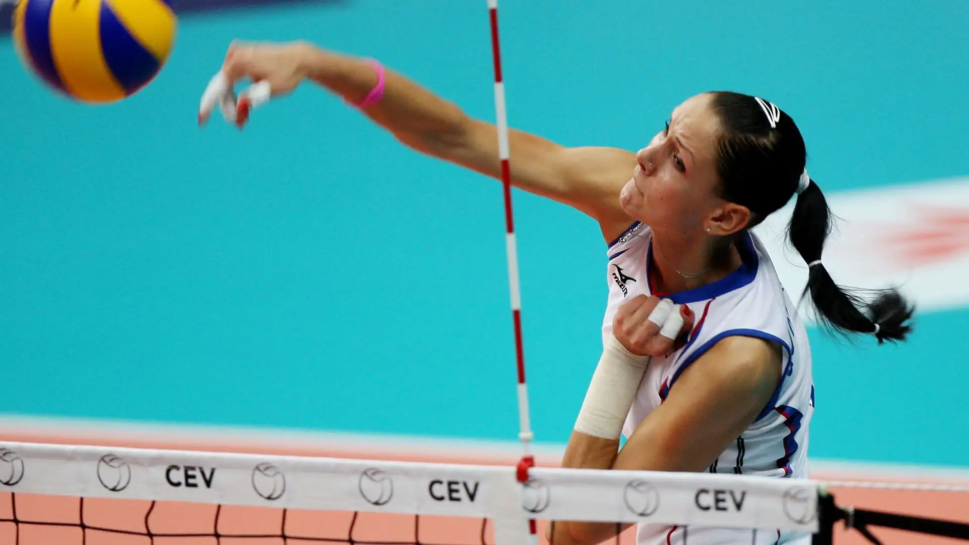 Natalia è alta 194 cm. Il suo ruolo è schiacciatrice