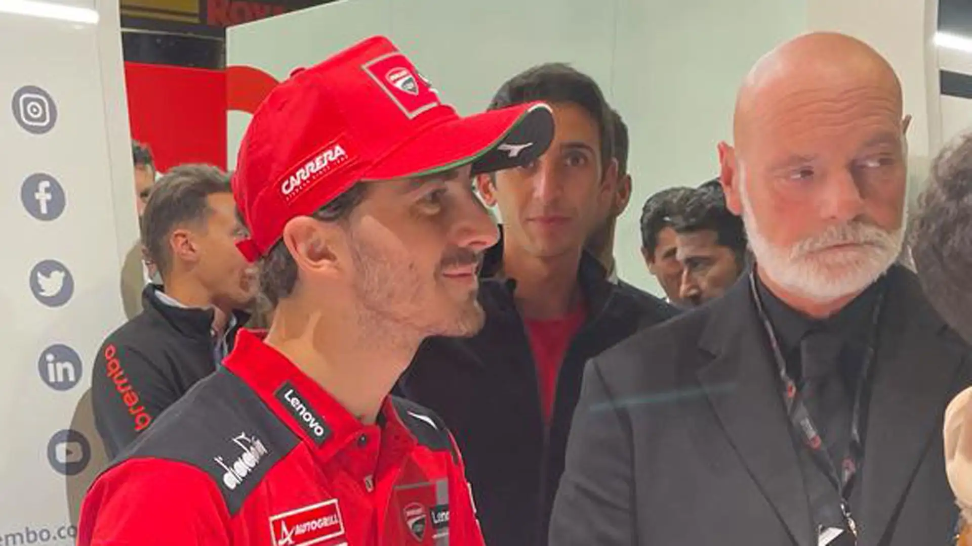 Di buon grado il pilota Ducati ha firmato autografi in quantità industriale