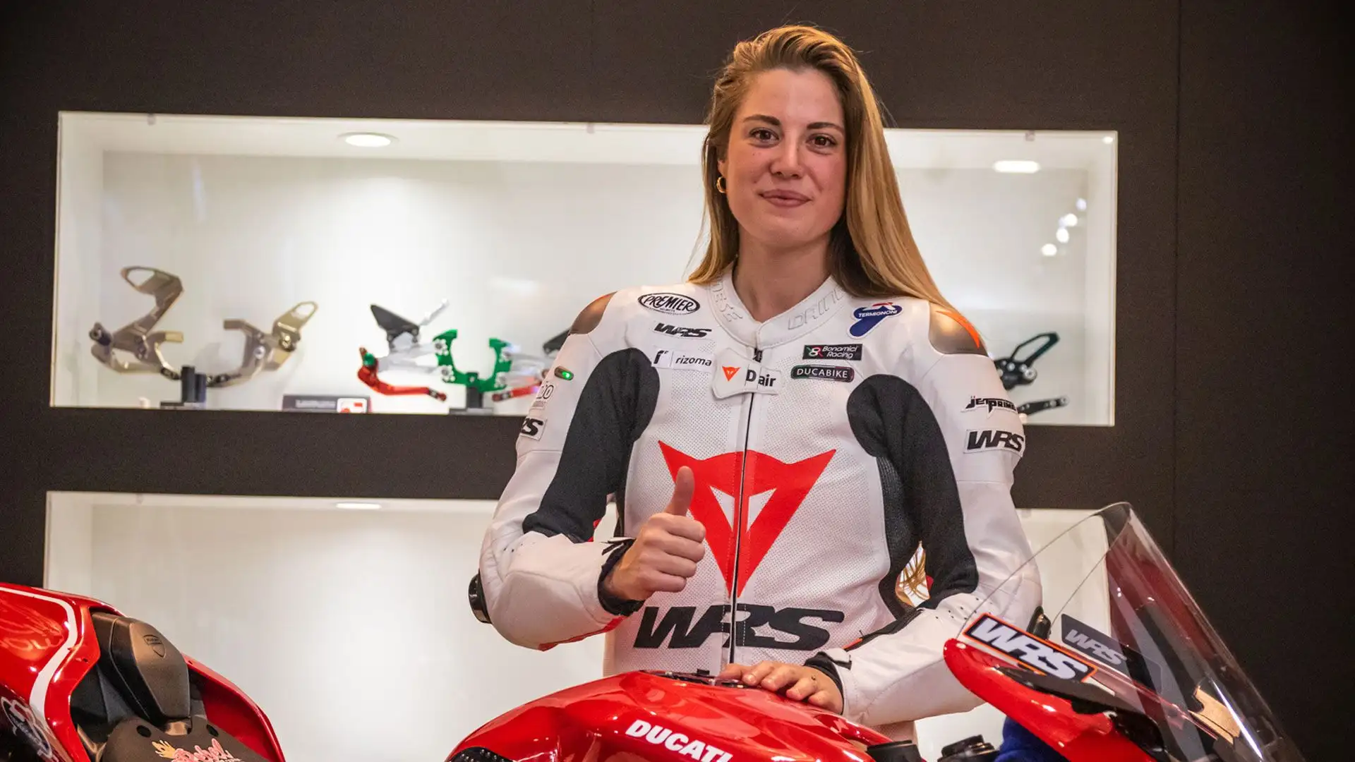 La grintosa pilota a Eicma qui allo stand Bonamici Racing (ph. Cristian Lovati)