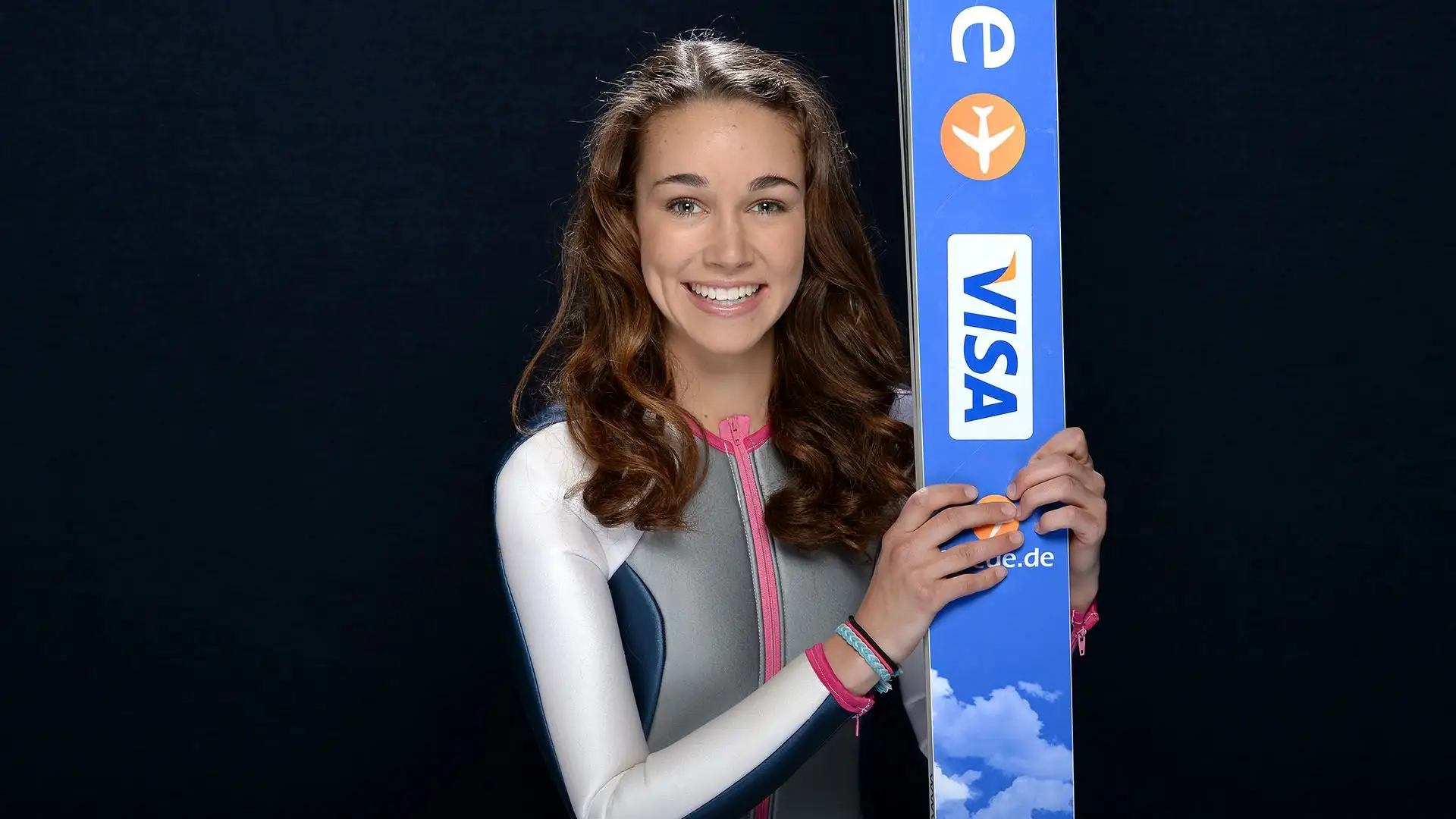 Sarah ha vinto la prima edizione della Coppa del Mondo di salto con gli sci femminile nel 2012.