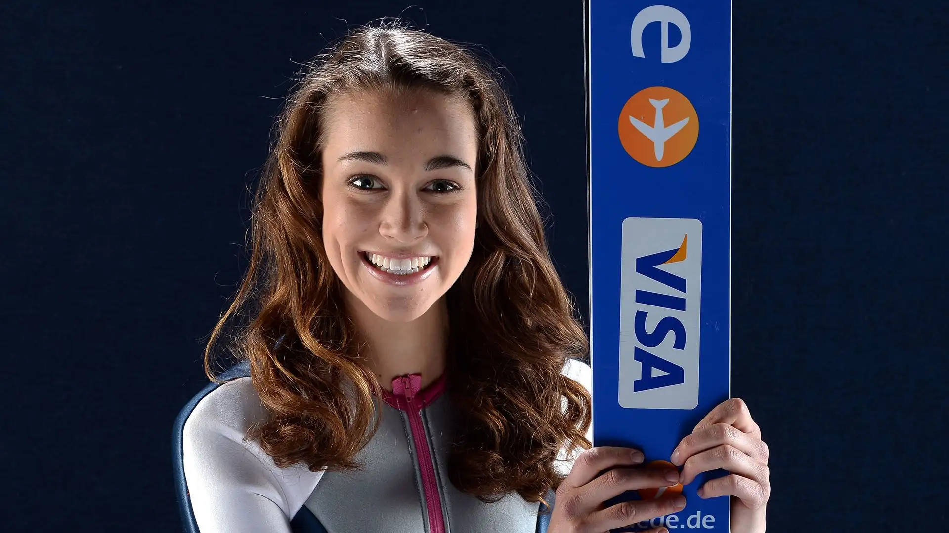 Sarah ha vinto la prima edizione della Coppa del Mondo di salto con gli sci femminile nel 2012.