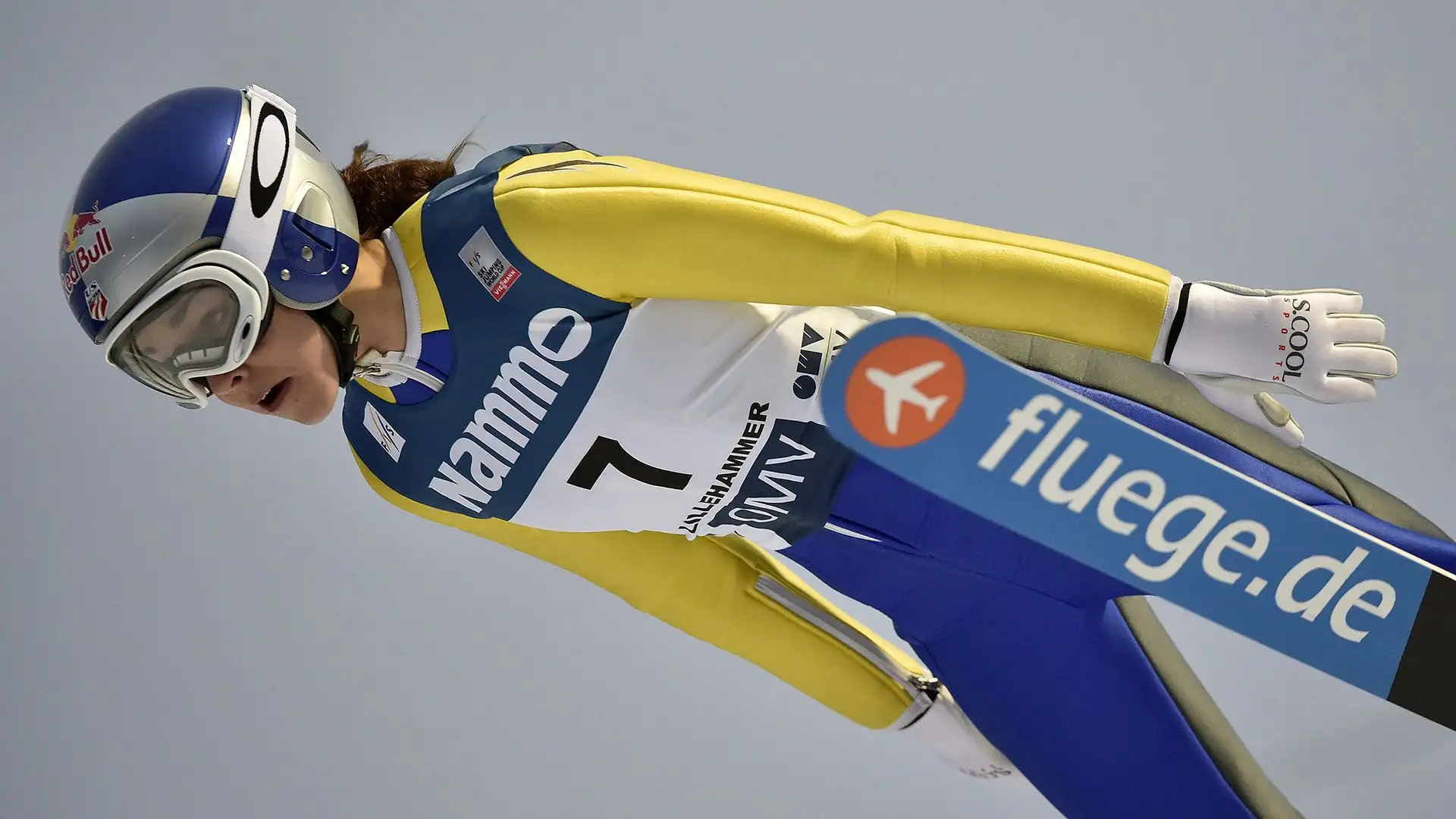 Sarah ha vinto la prima edizione della Coppa del Mondo di salto con gli sci femminile nel 2012.