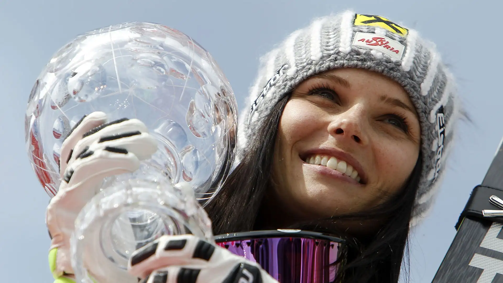 Ai giochi olimpici ha vinto 3 medaglie:
1 oro (supergigante a Soci 2014) e
2 argenti (slalom gigante a Soci 2014, supergigante a Pyeongchang 2018)