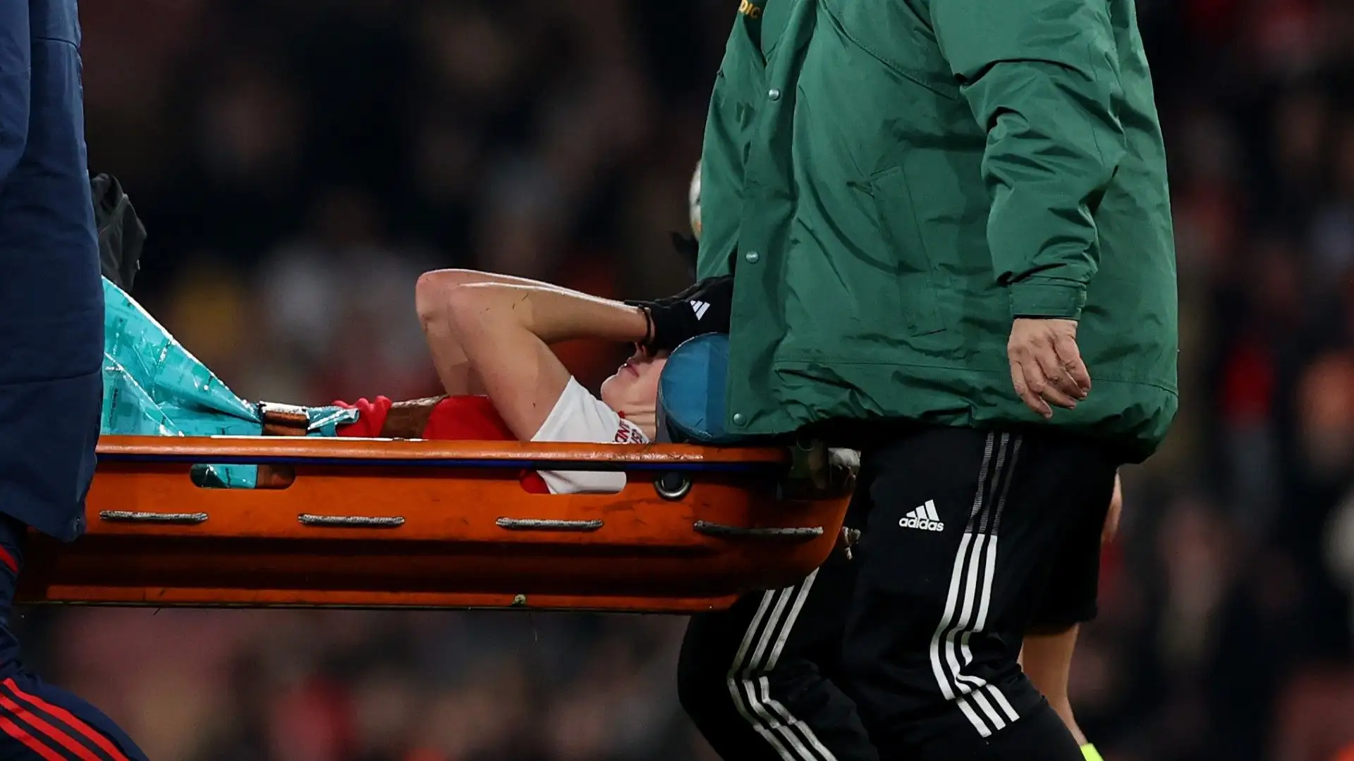 La calciatrice è stata subito soccorsa dallo staff medico