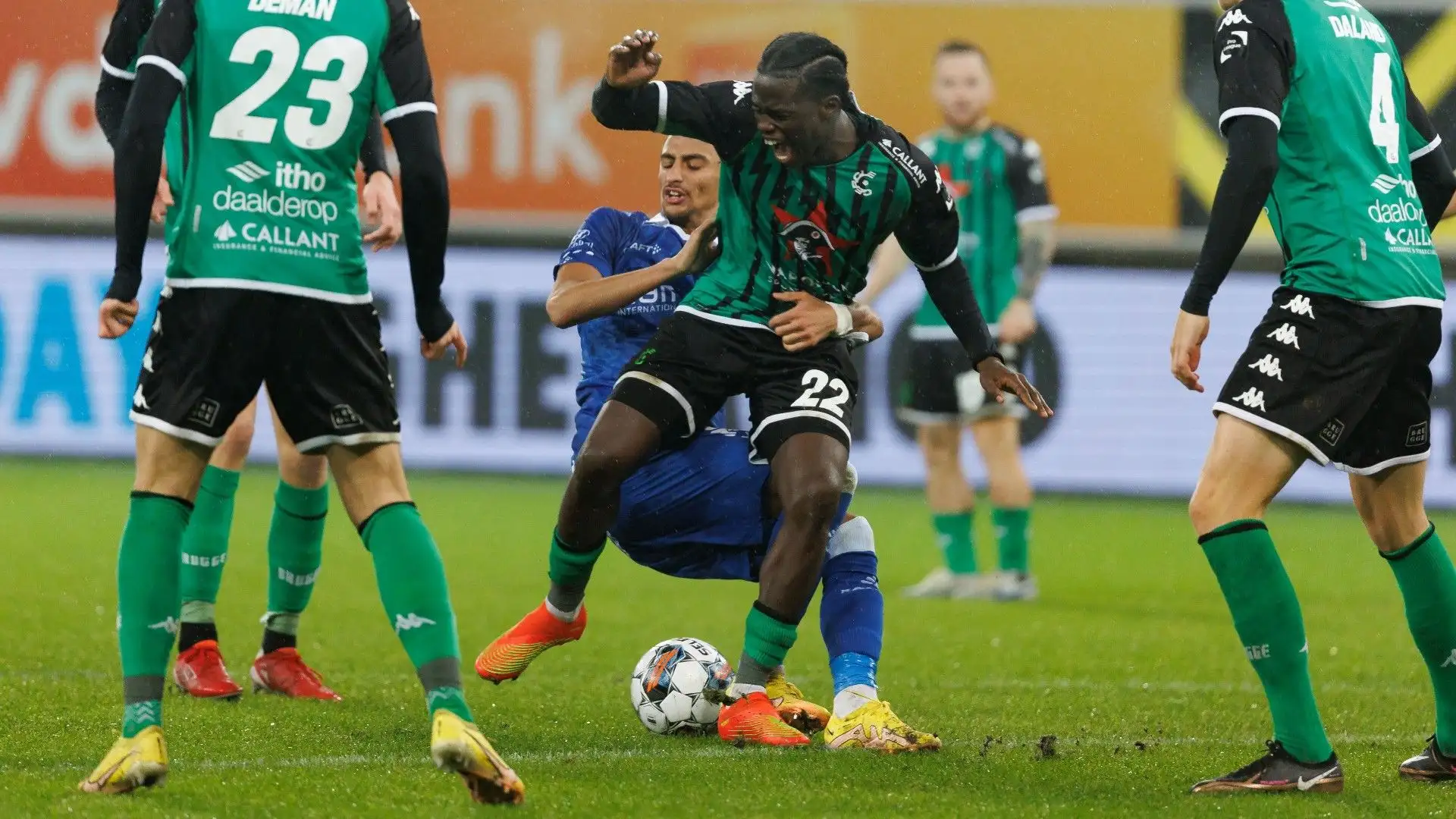 In foto uno dei tanti interventi fallosi della partita