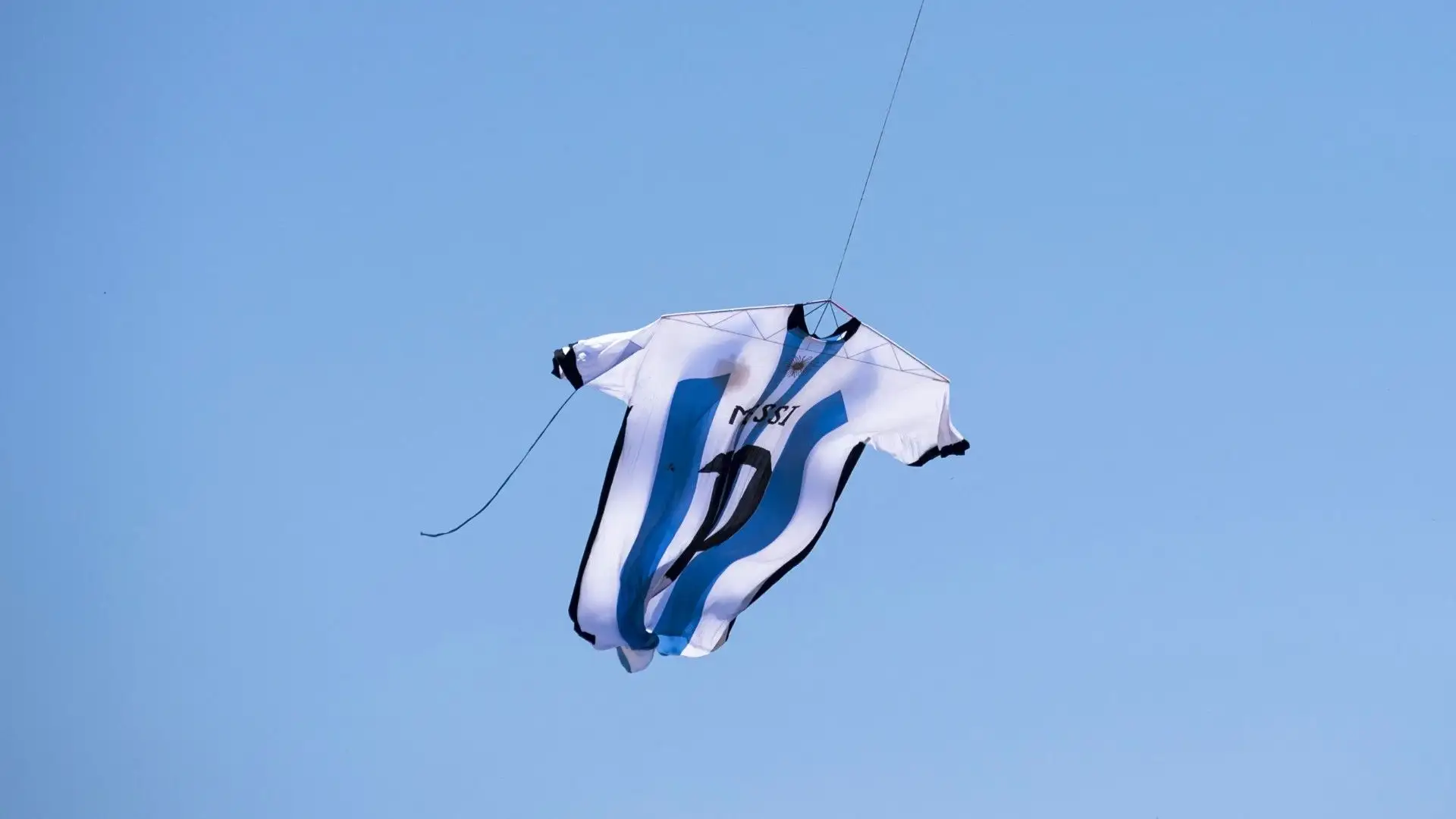 Ecco la gigantesca maglia di Messi