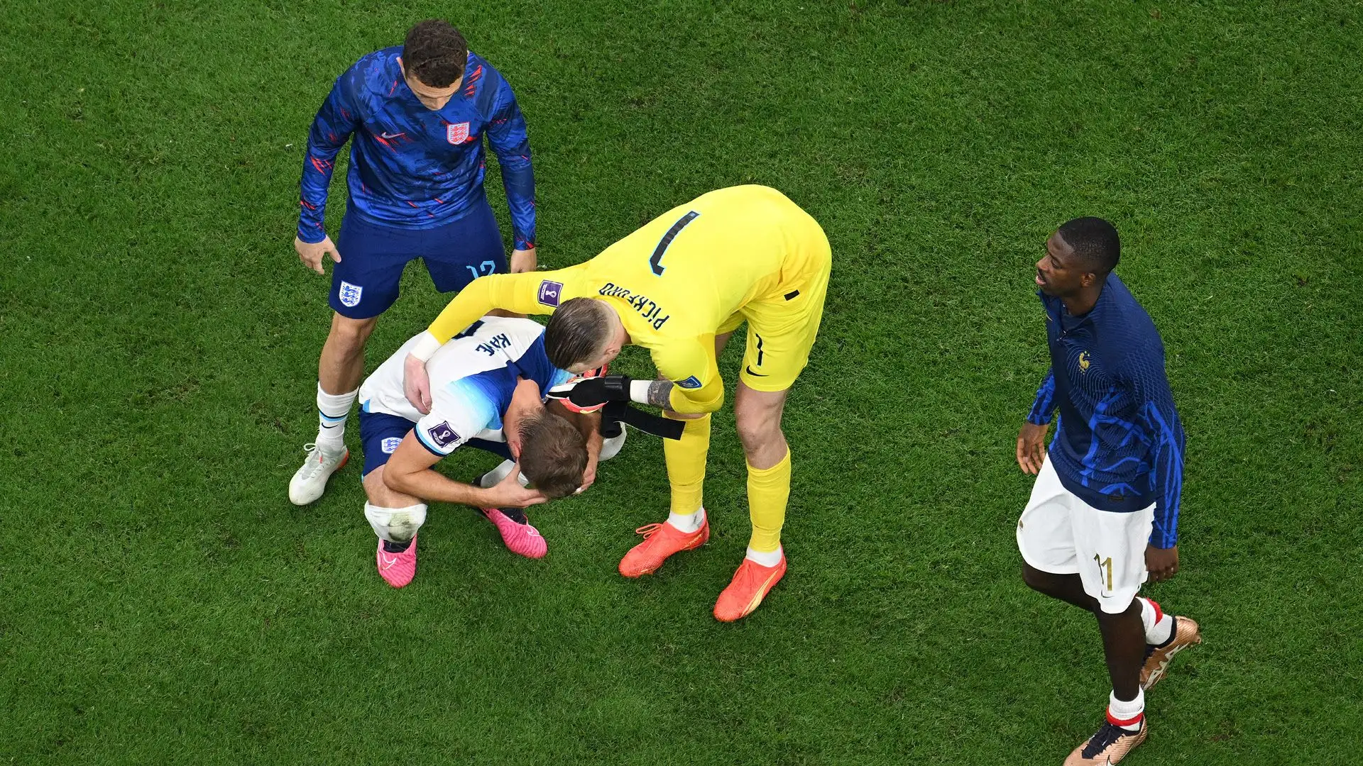 Pickford abbraccia il compagno