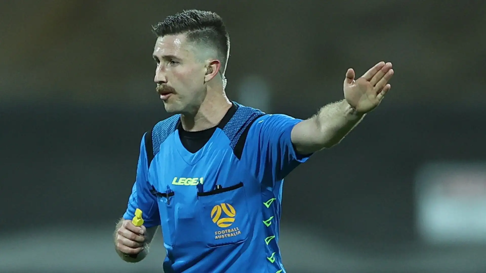 Lachlan Keevers è forse l'arbitro con i baffi più particolari del mondo