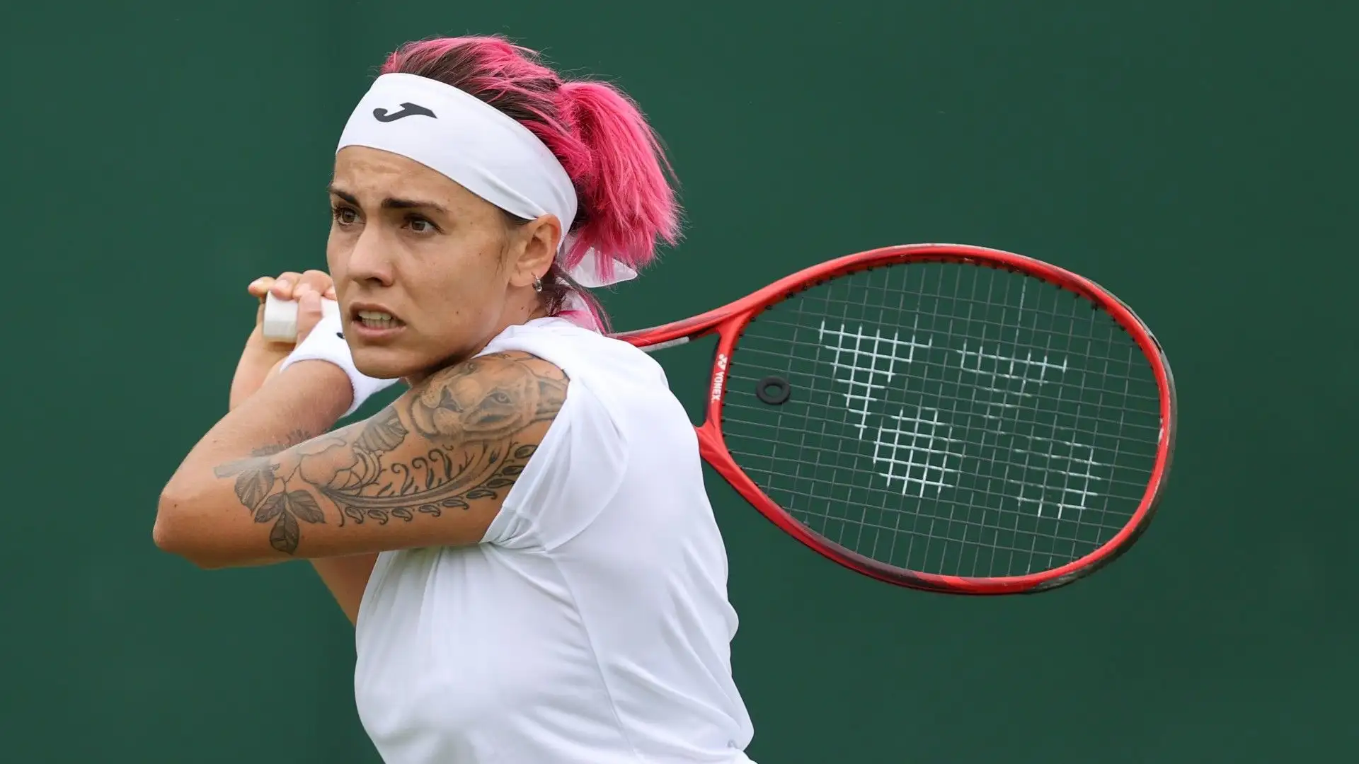 La tennista ha un tatuaggio enorme sul braccio