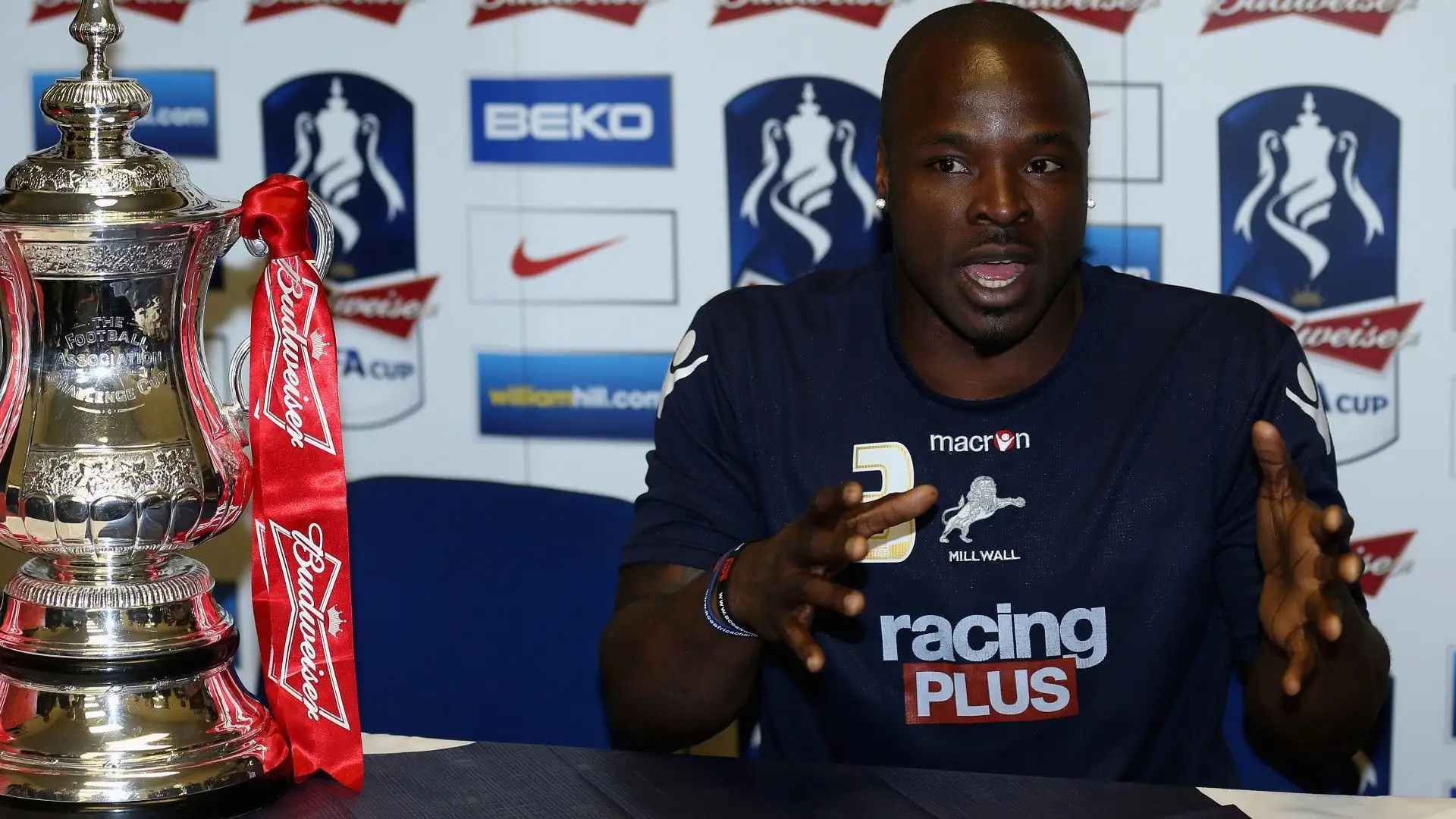 Shittu è cresciuto nelle giovanili del Norwich City