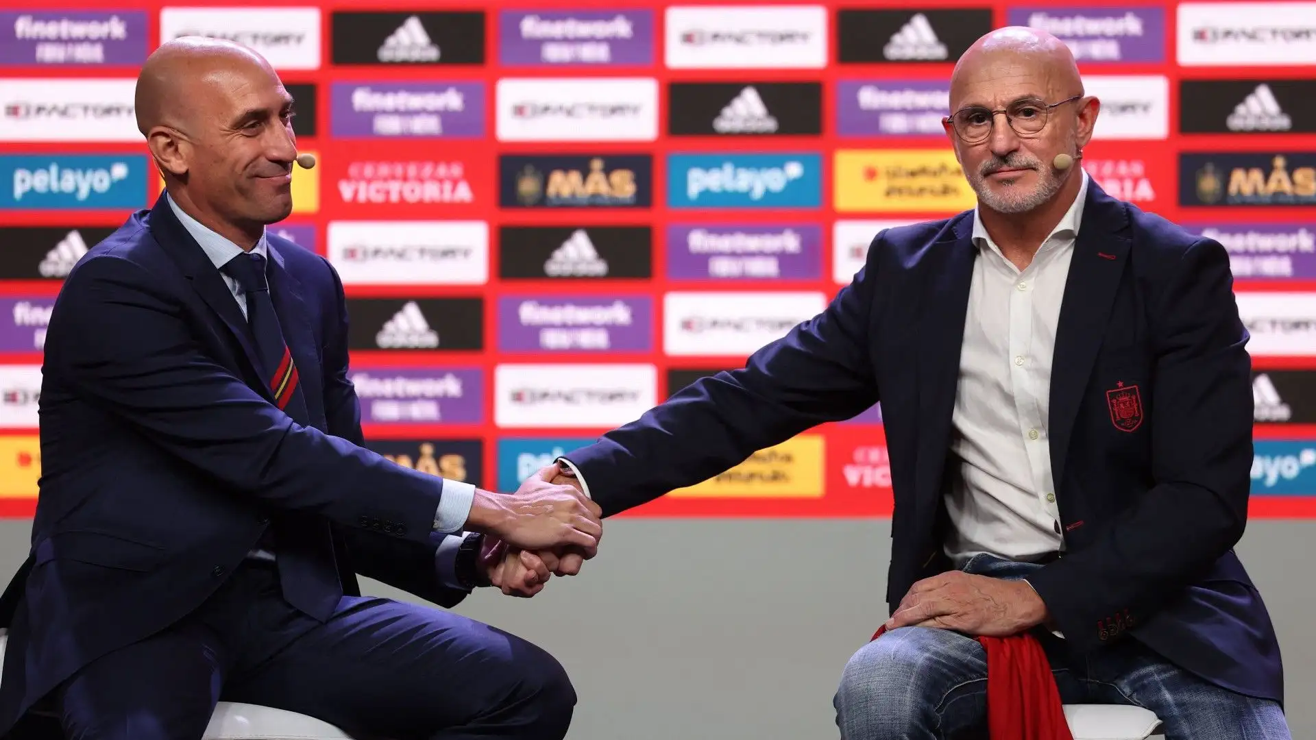 In questa foto Luis de la Fuente stringe la mano a Luis Rubiales, presidente della federazione calcistica spagnola
