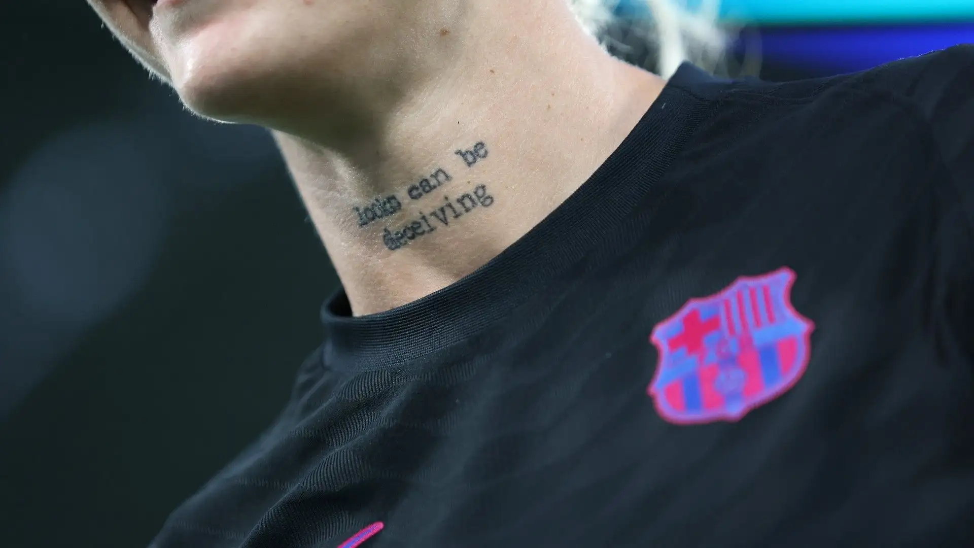 In foto il tatuaggio che ha sul collo