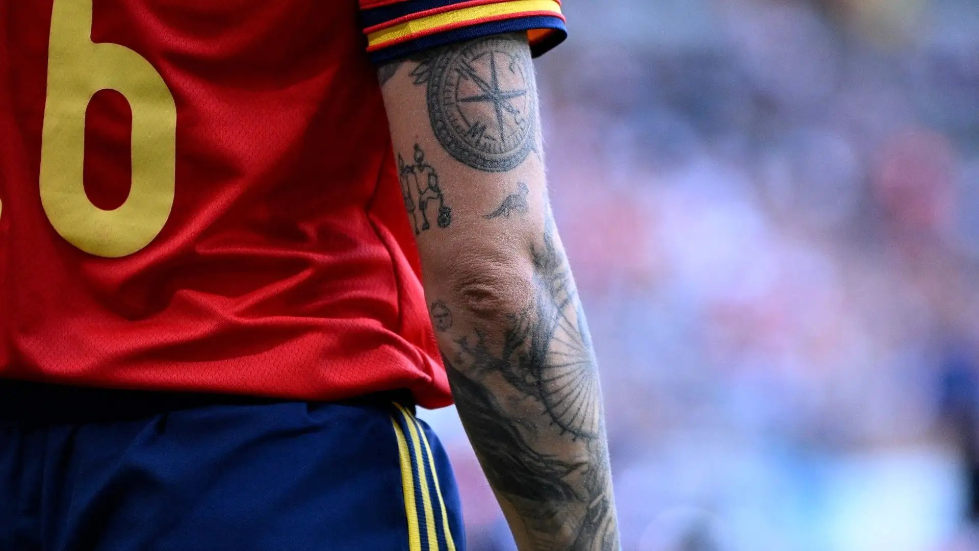 Ha tanti tatuaggi anche sulle braccia