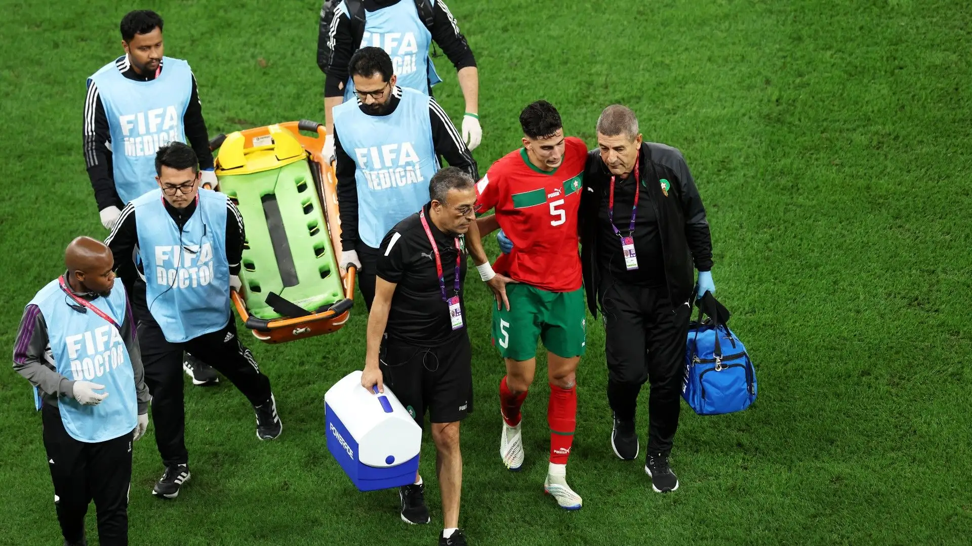 Ecco Nayef Aguerd mentre esce dal campo