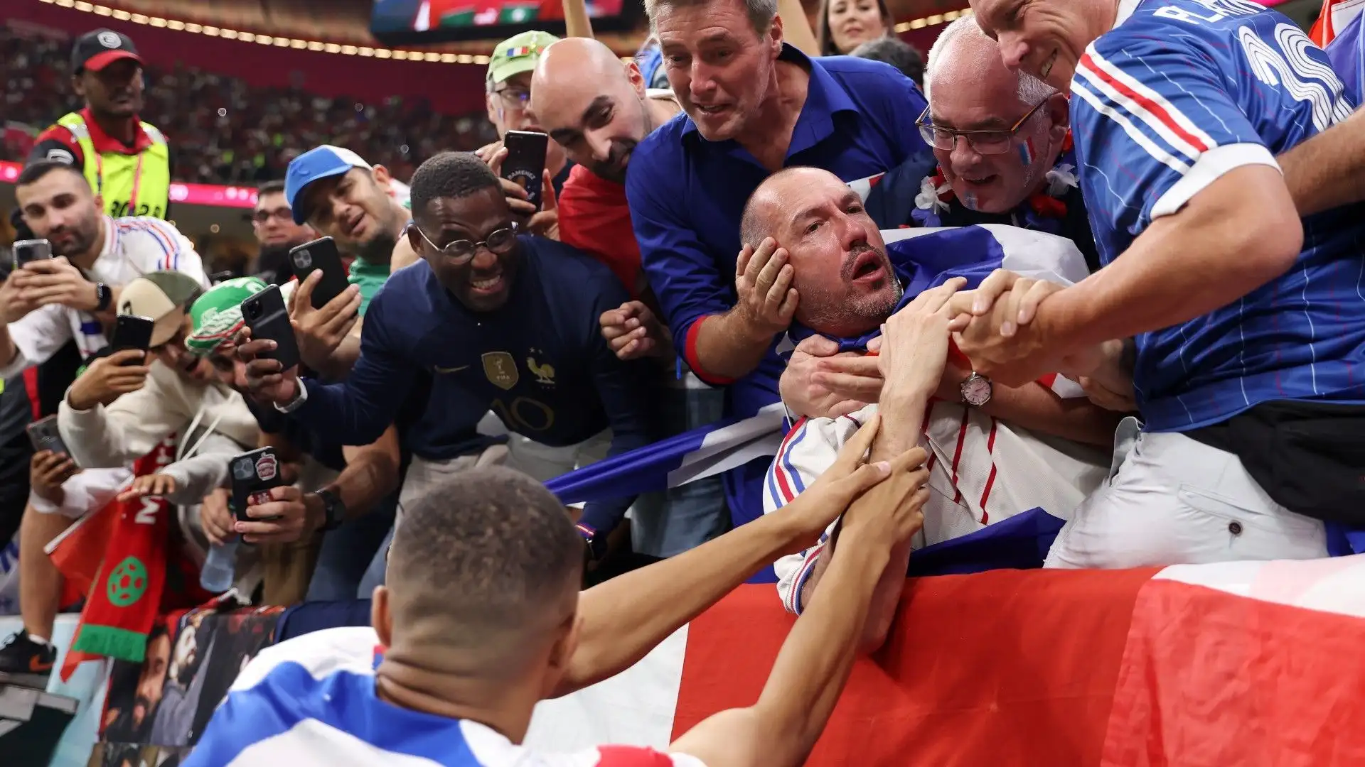 Durante il riscaldamento prima della semifinale del Mondiale tra Francia e Marocco, Mbappé ha sbagliato mira e ha colpito un tifoso in testa con un tiro