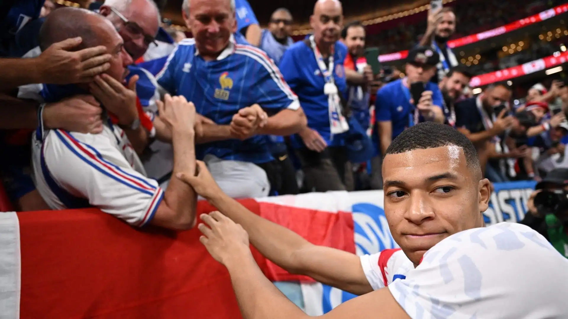 Mentre i suoi compagni tornavano negli spogliatoi, il campione francese ha aspettato che il tifoso venisse portato in prima fila