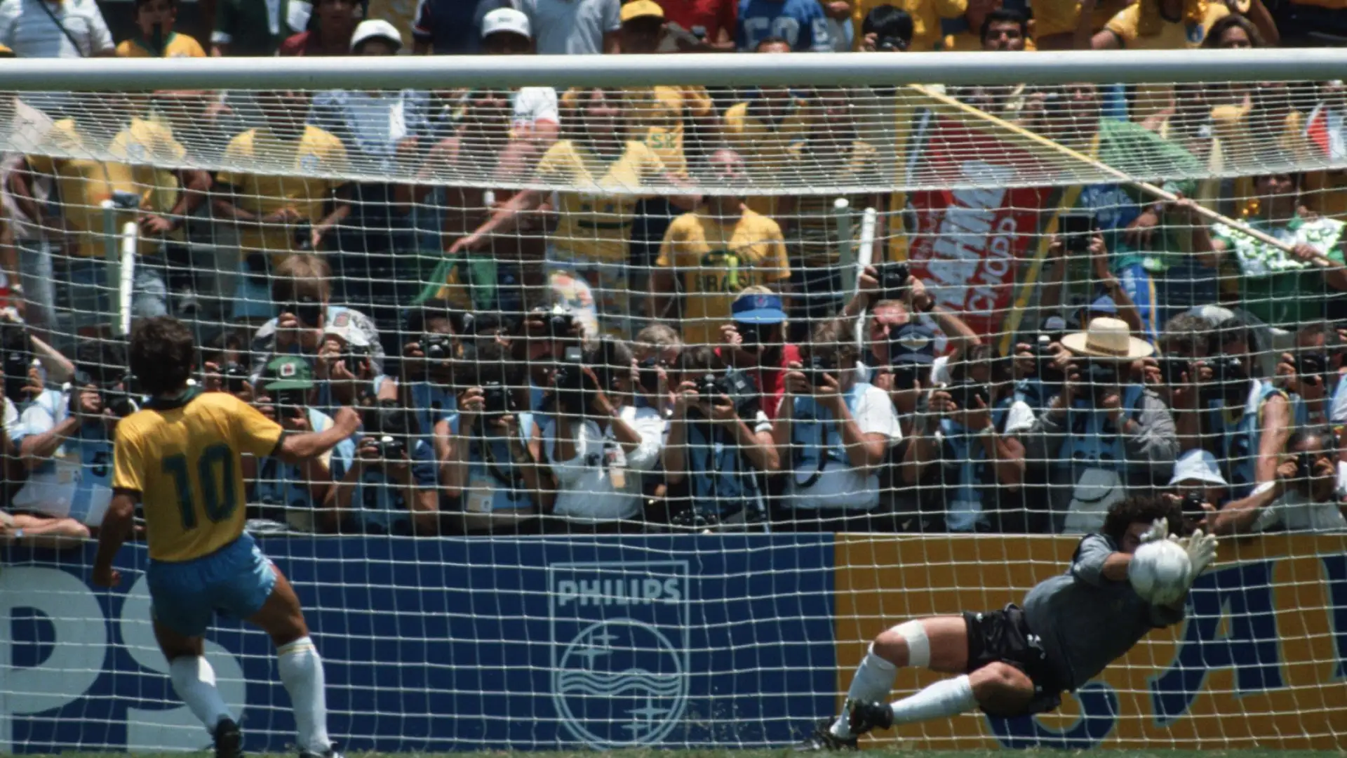Brasile-Francia 1986: sbagliano i due fuoriclasse Socrates e Platini, in semifinale ci andranno i Bleus dopo l'errore di Julio Cesar.