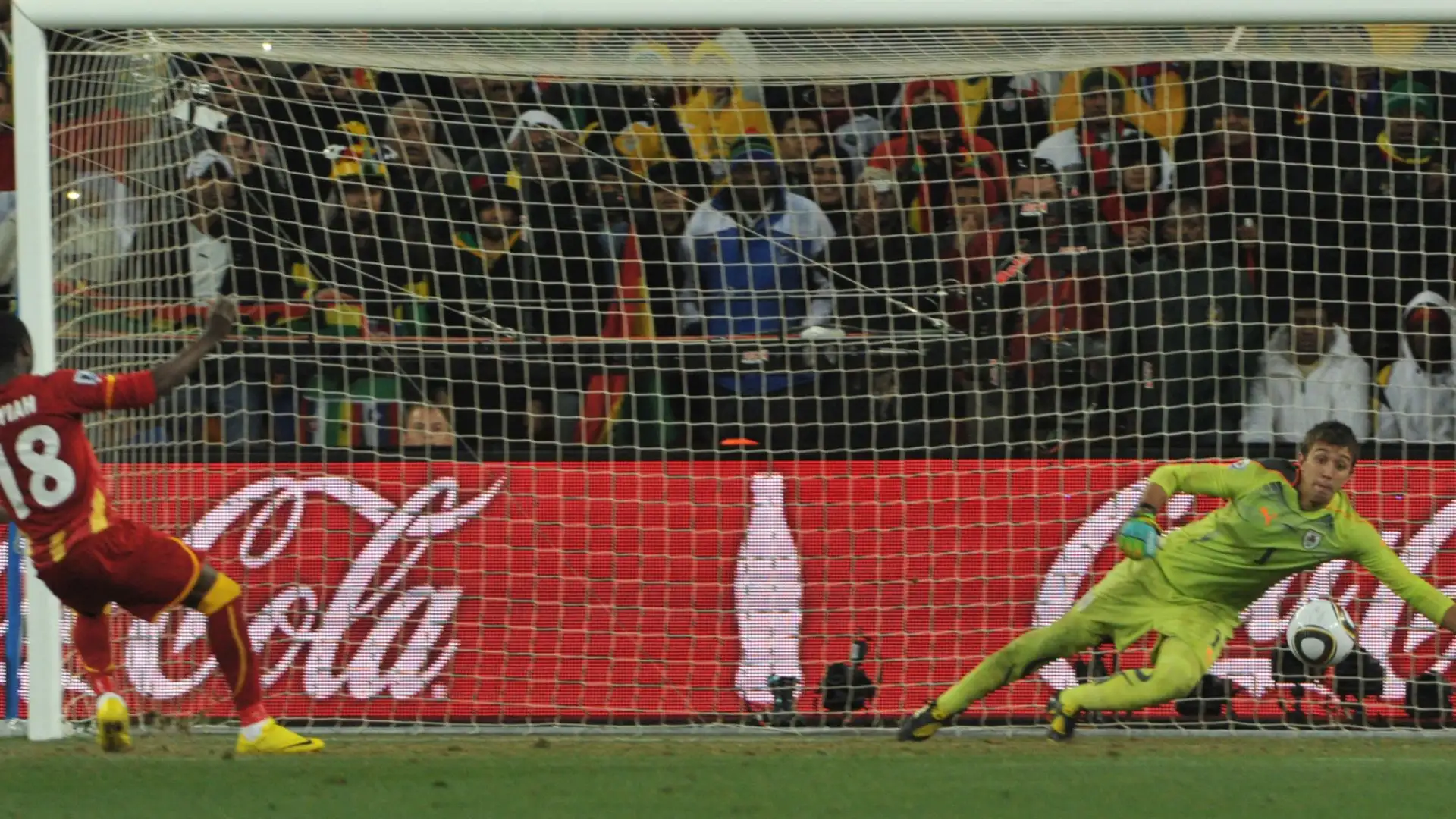 Muslera para il rigore di Adiyiah in Uruguay-Ghana del Mondiale 2010: l'Uruguay torna in semifinale dopo 40 anni