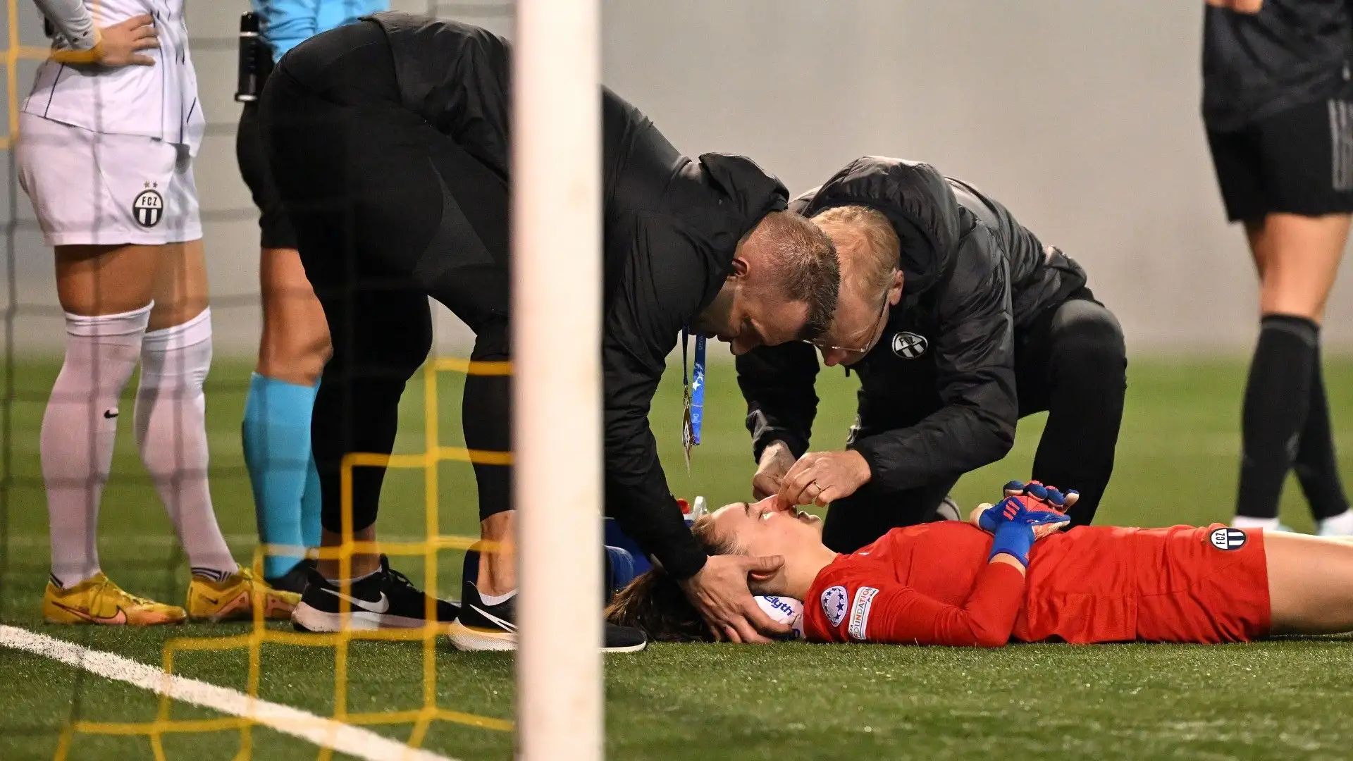 La calciatrice è stata soccorsa dallo staff medico