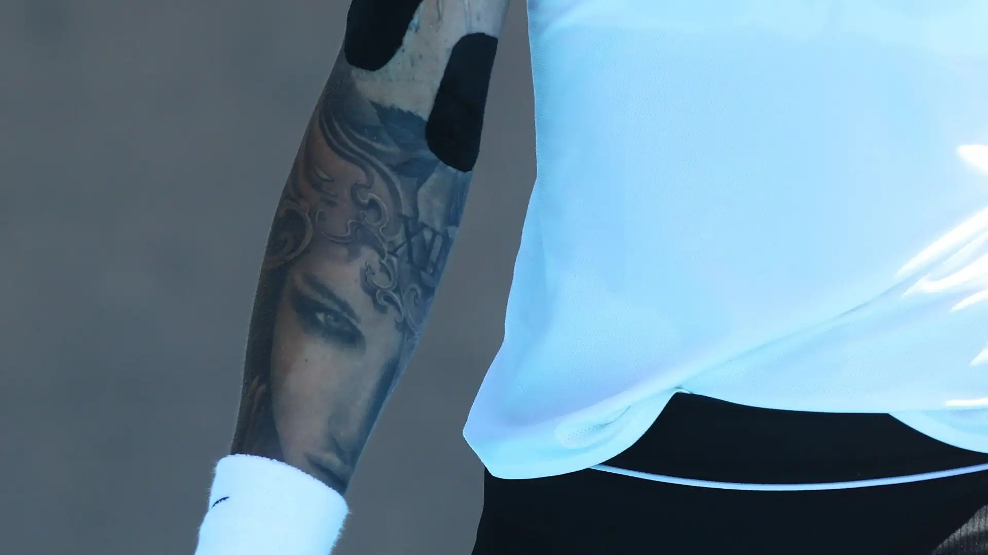 Ecco uno dei tatuaggi che ha sul braccio