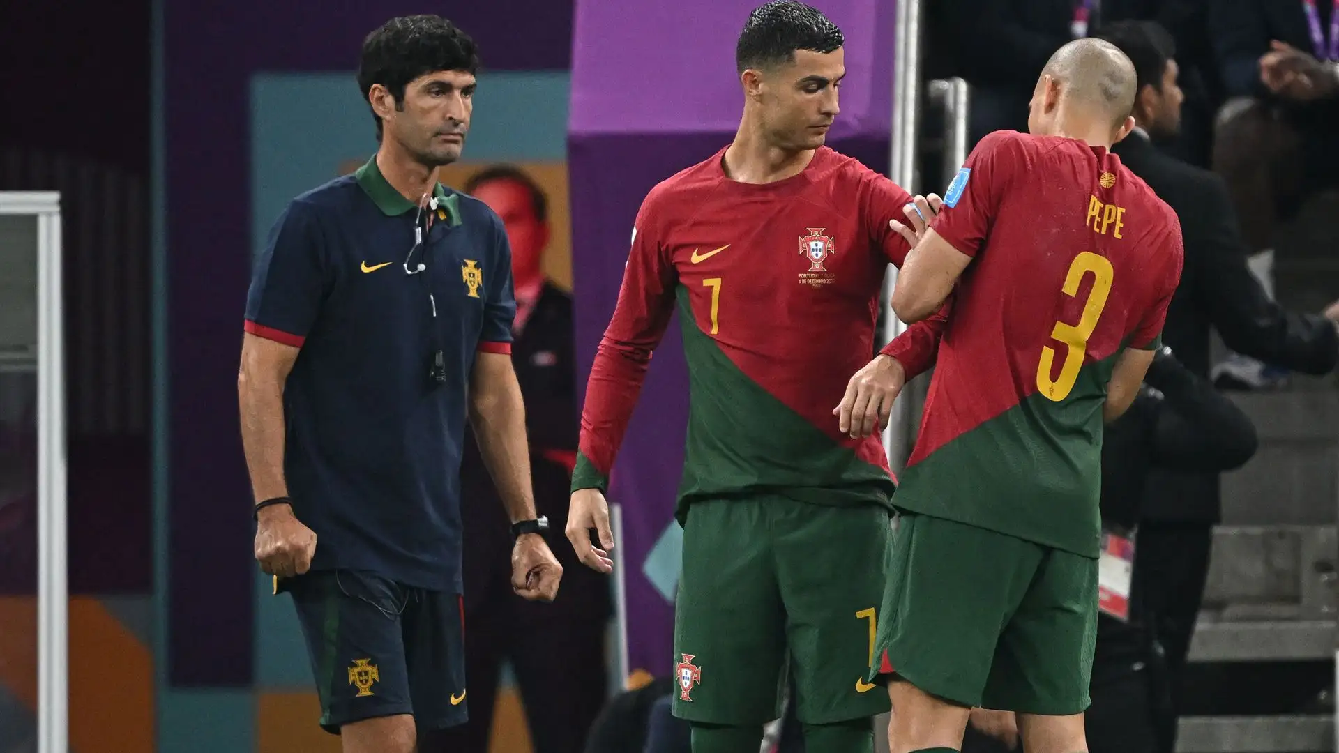 Pepe gli consegna la fascia di capitano