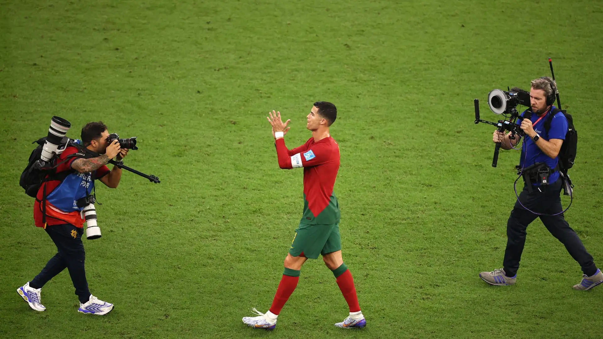 Fotografi e cameramen non si fanno sfuggire il campione