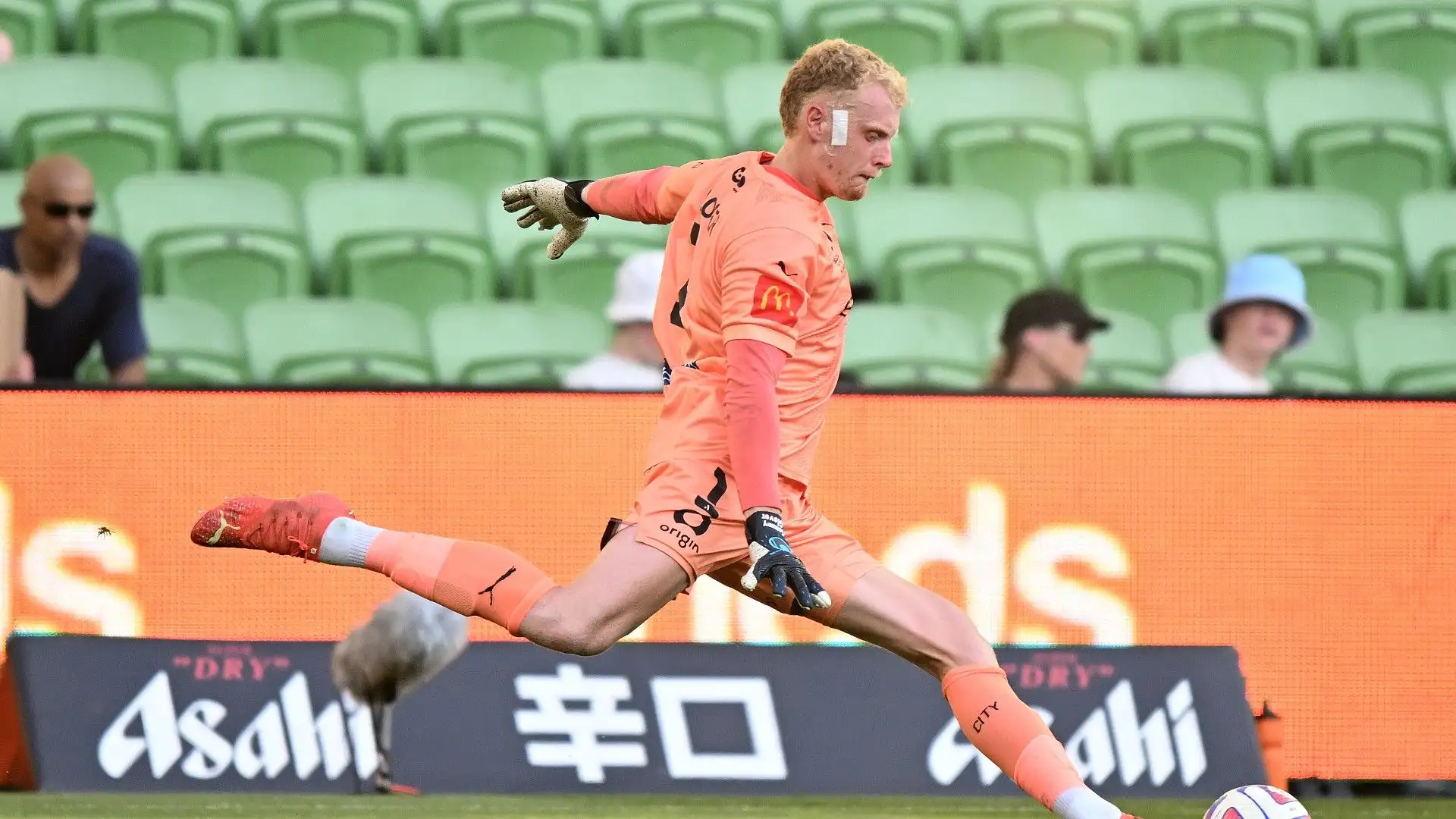 Tom ha giocato 2 partite con la nazionale olimpica australiana