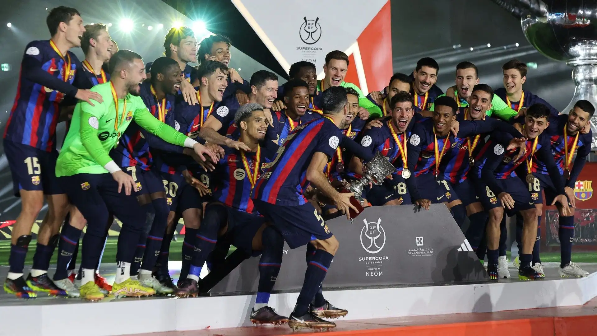 Il capitano Busquets mentre solleva la coppa