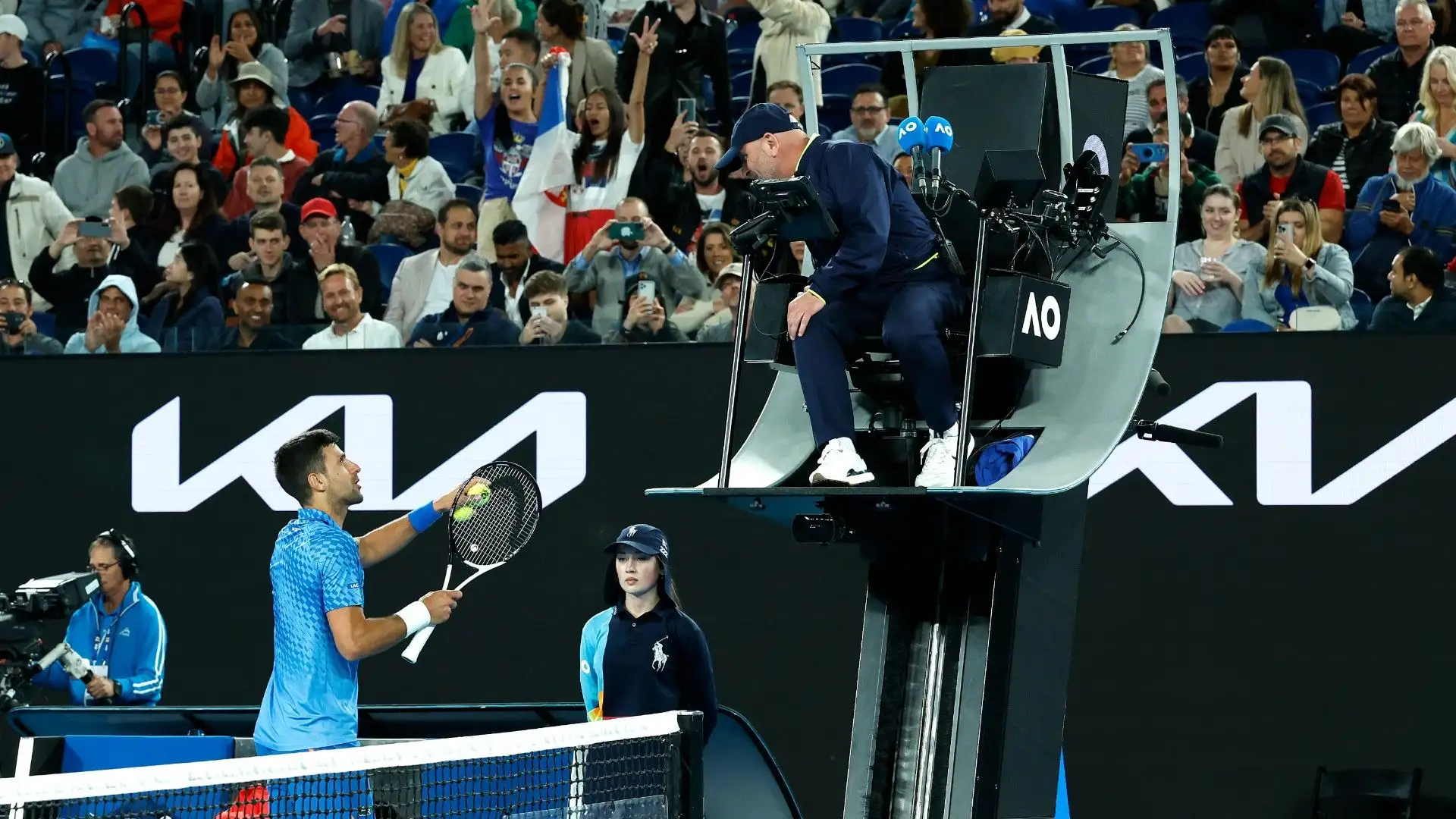 Durante il quarto set del match contro Couacaud, Djokovic ha interrotto il gioco