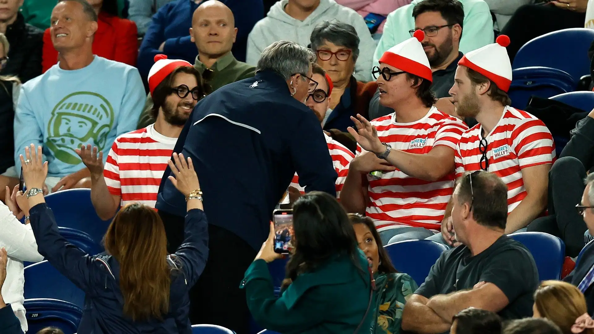 C'erano dei tifosi che lo stavano infastidendo 