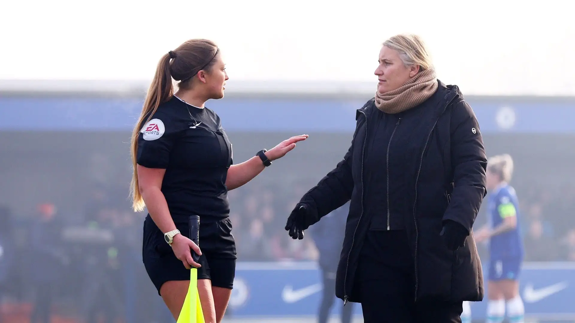 In foto l'arbitro mentre spiega all'allenatrice del Chelsea la situazione
