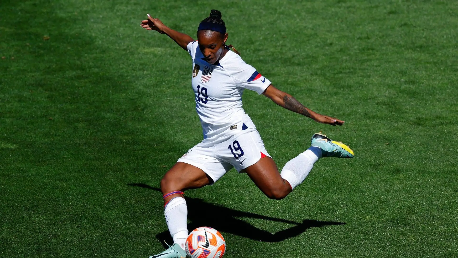 In foto Crystal Dunn che calcia un pallone
