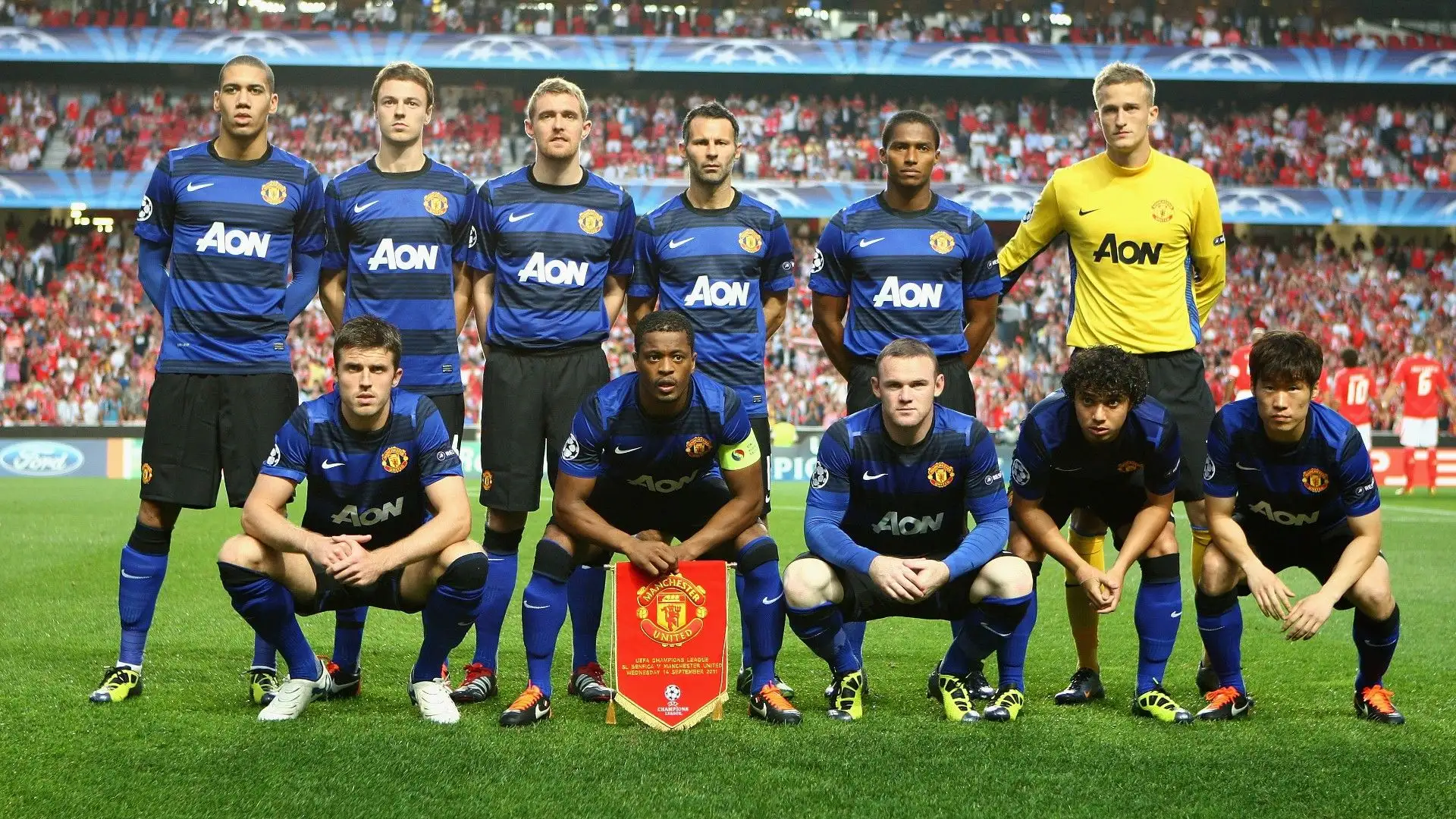 Una foto di squadra scattata prima dell'inizio della partita: il capitano dei Red Devils era Patrice Evra
