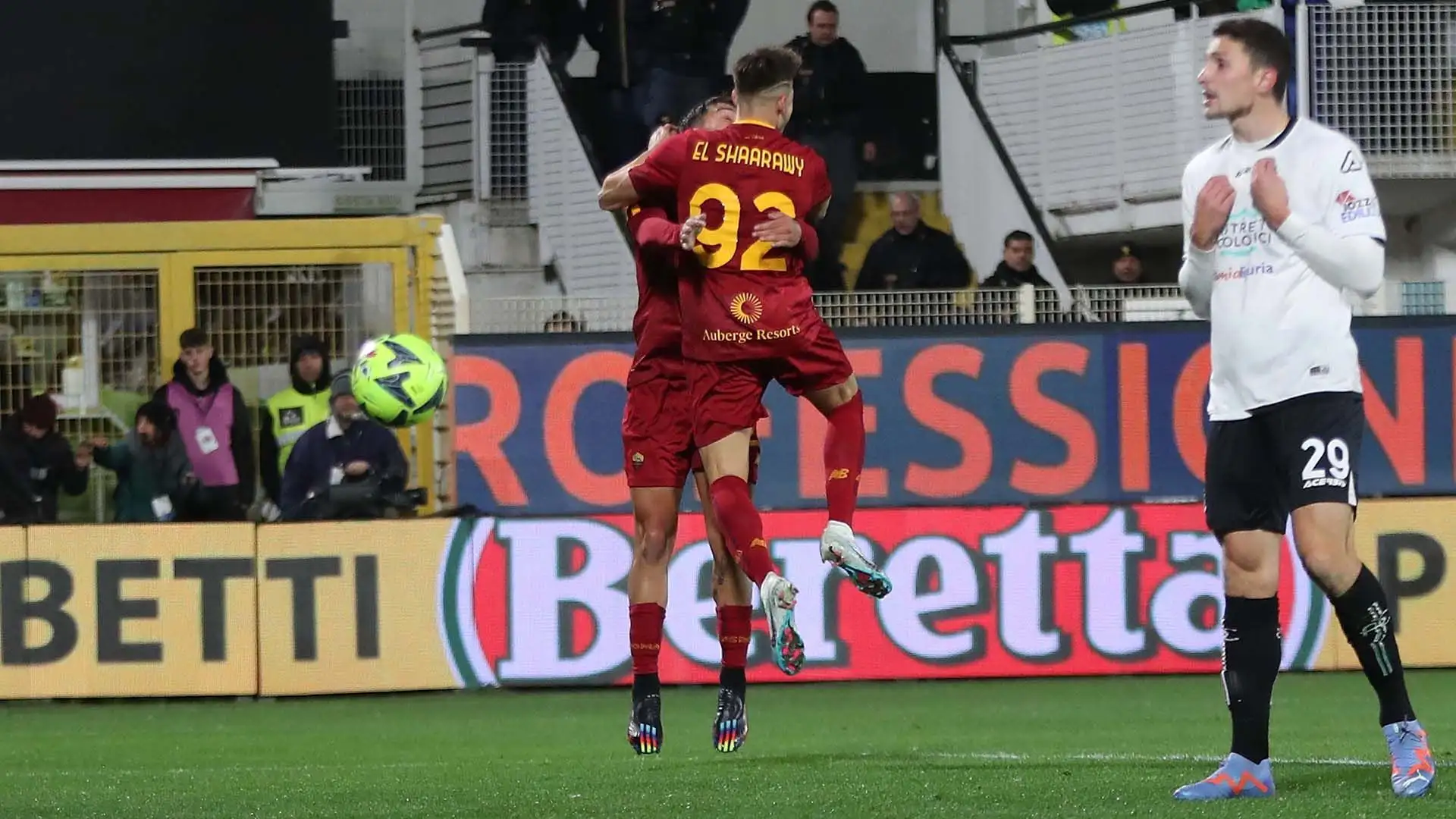 Festa grande per i giallorossi dopo l'1-0, perplessità tra i giocatori in bianco