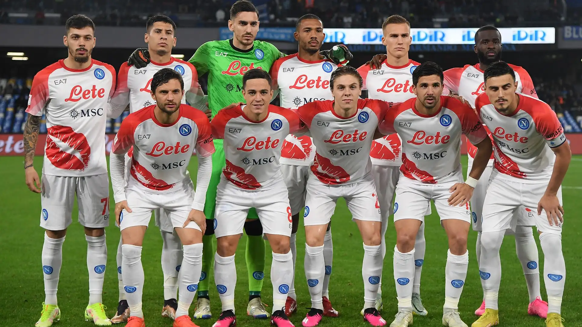 Foto di gruppo per la squadra del Napoli