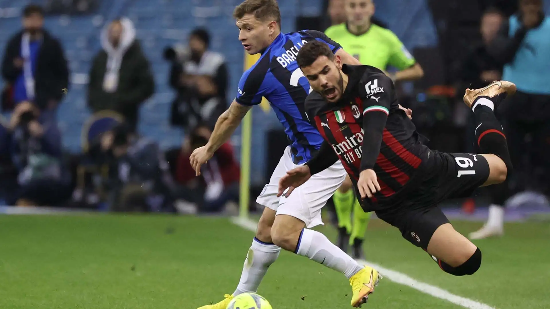 Theo Hernandez in volo