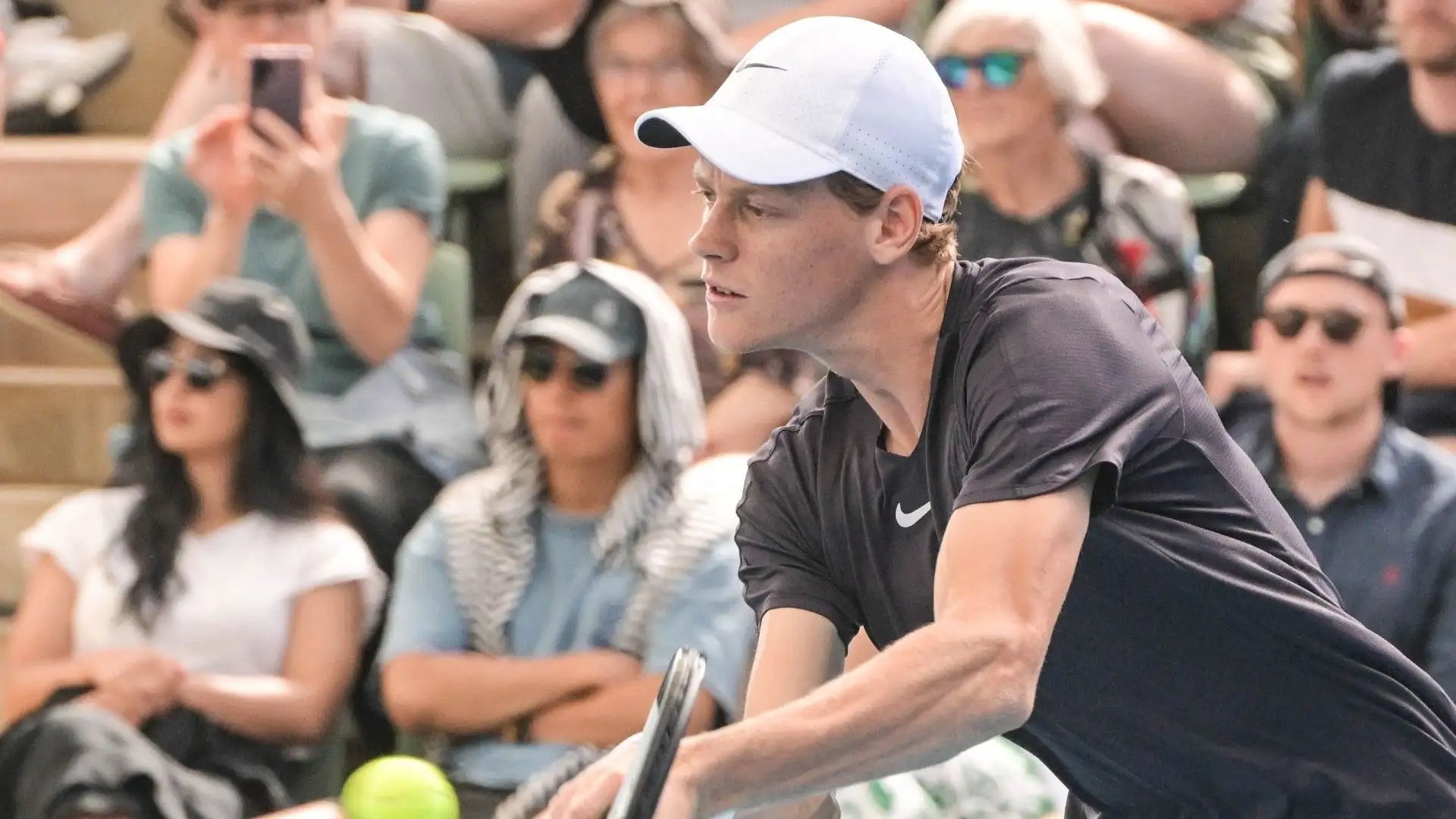 Durante il match il tennista italiano ha avuto qualche problema con il sole