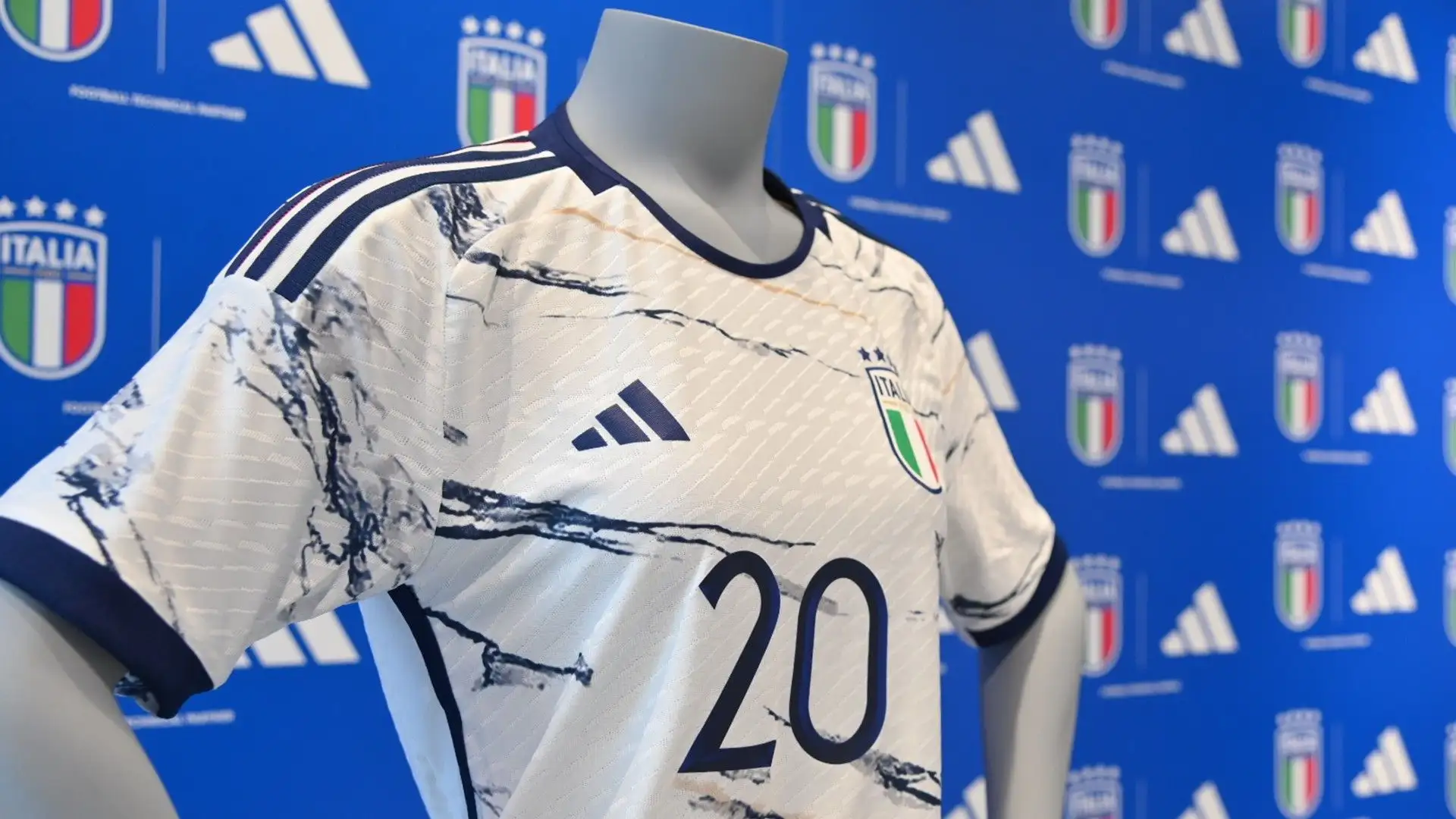 Sulle spalle ci sono le caratteristiche 3 linee di Adidas