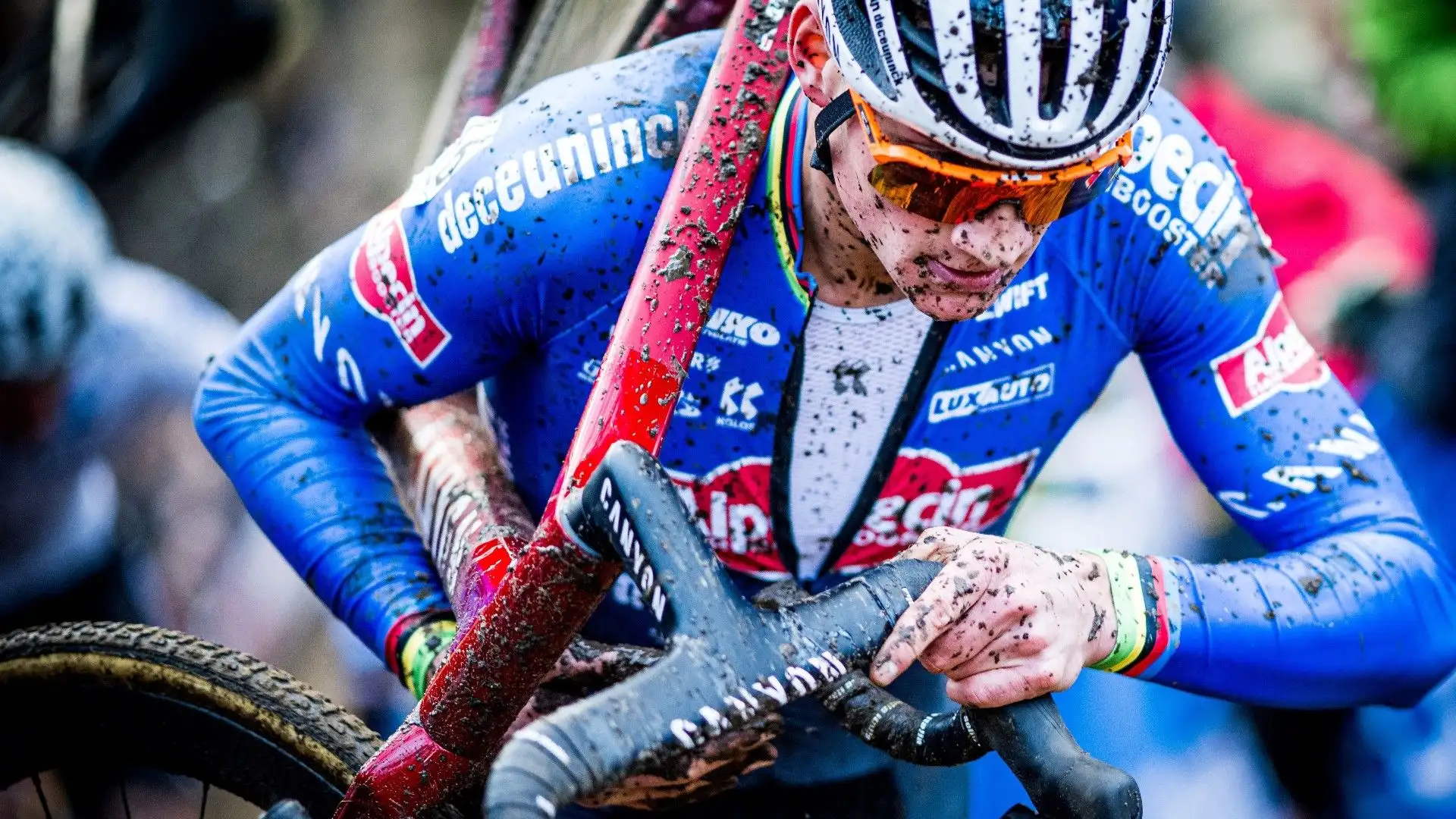 Il ciclista olandese non ha esultato per rispetto del rivale Wout van Aert, che gareggiava nel paese in cui è nato