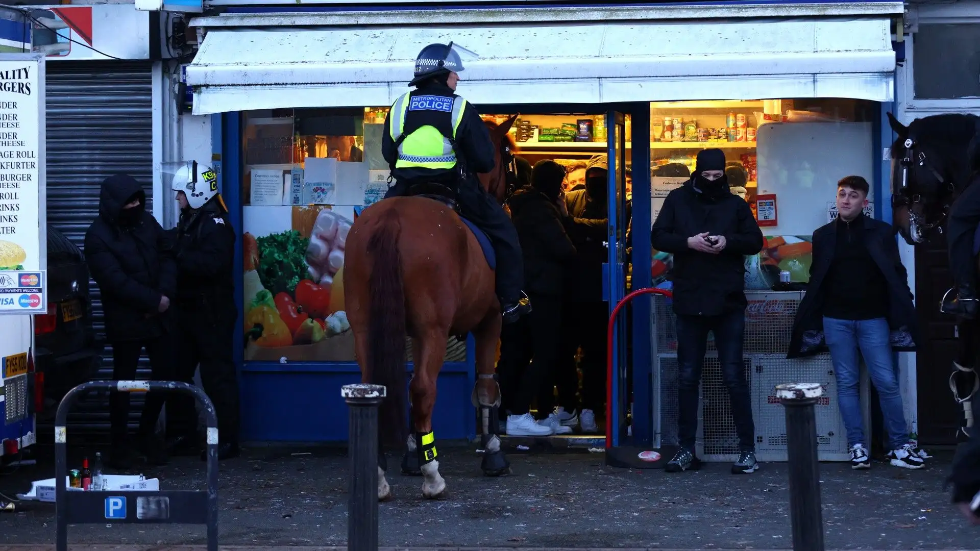 C'erano anche dei poliziotti a cavallo