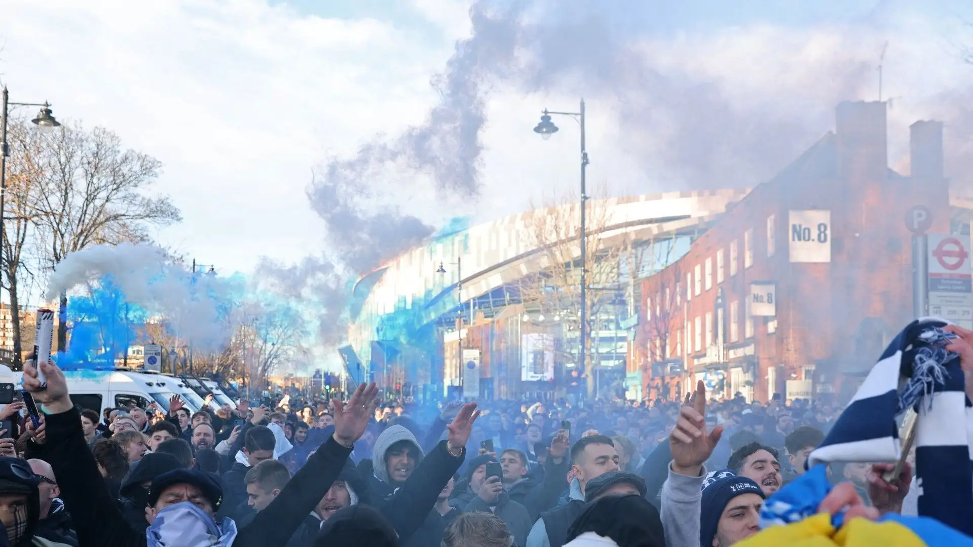 Un'immagine dei tifosi mentre si dirigono verso lo stadio