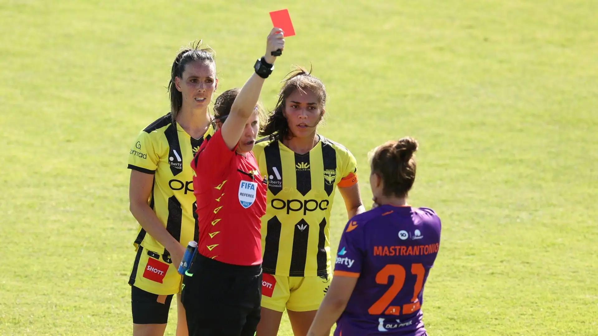 L'arbitro ha espulso entrambe le protagoniste