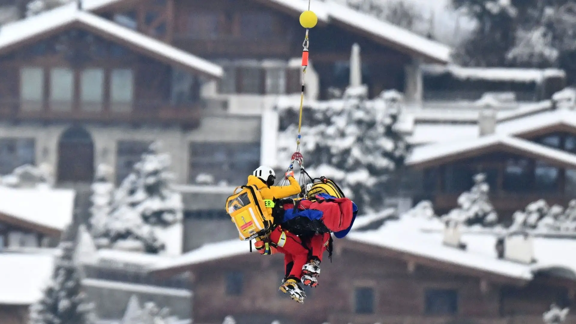 In foto Henrik Roea mentre viene trasportato in elisoccorso